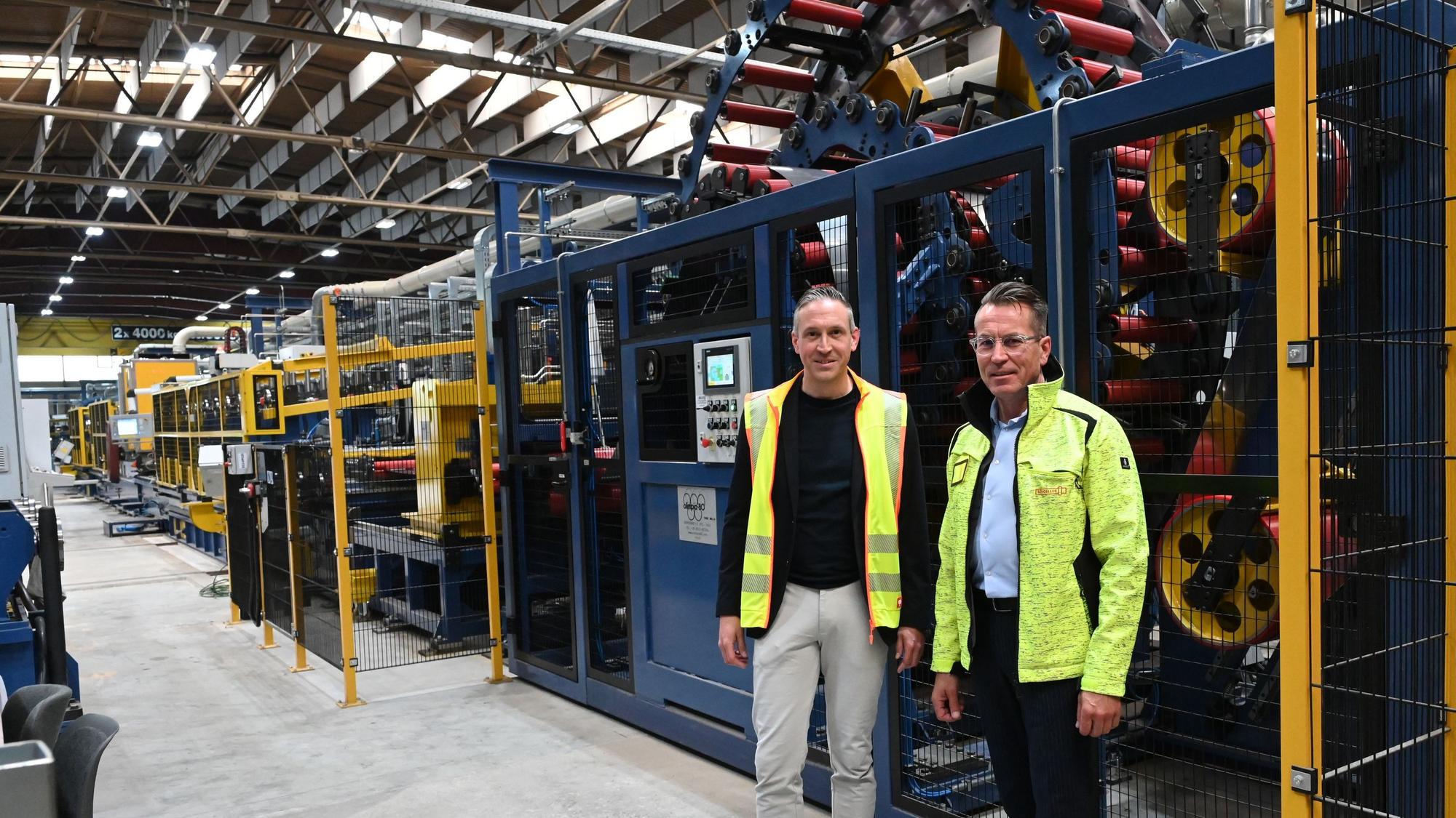 Alexander Mertens (l.) und Michael Gottschalk, die Geschäftsführer von Schoeller Werk in Hellenthal, stehen vor einer Laseranlage.
