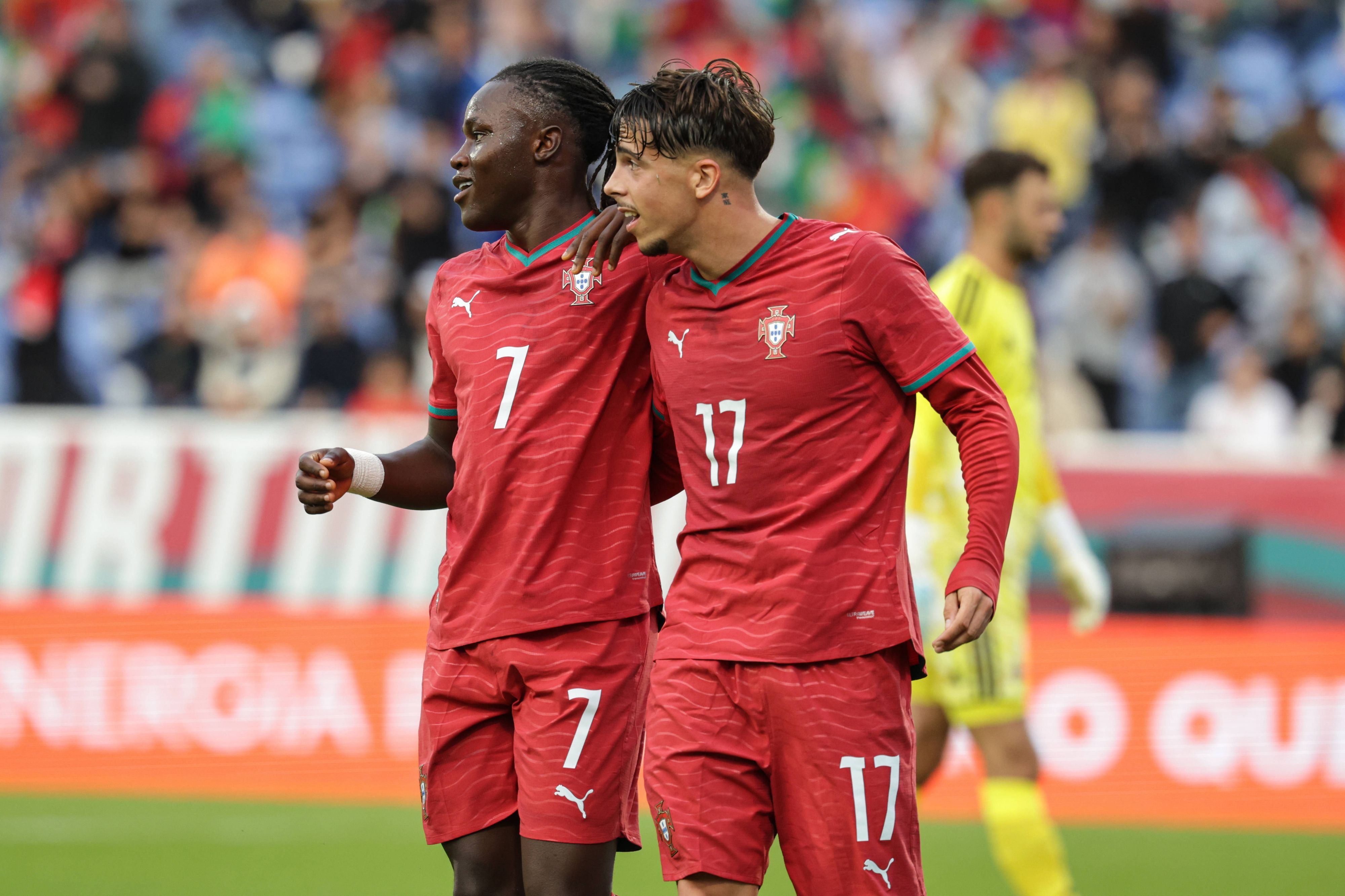 Afonso Moreira (r.) jubelt mit Geovany Quenda im Portugal-Trikot.