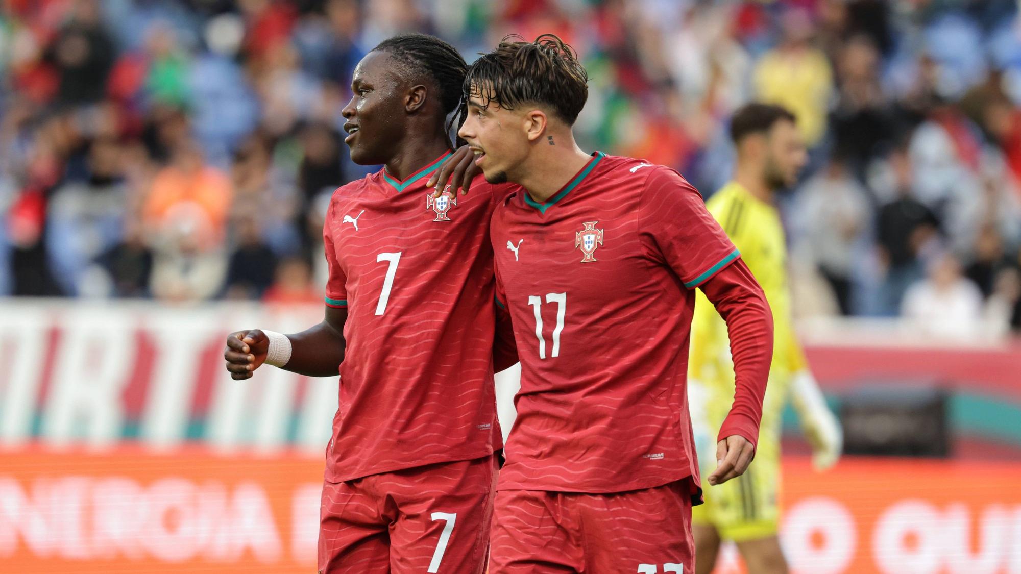Afonso Moreira (r.) jubelt mit Geovany Quenda im Portugal-Trikot.