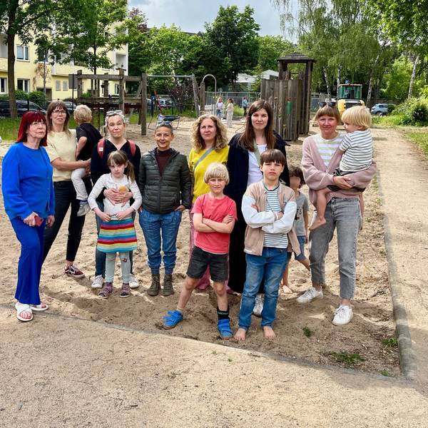 Anwohnerinnen und ihre Kinder auf dem Spielplatz Münstereifeler Platz. Auf dem Areal vor dem Sandkasten, an dem sie stehen, sollen die Container aufgestellt werden.