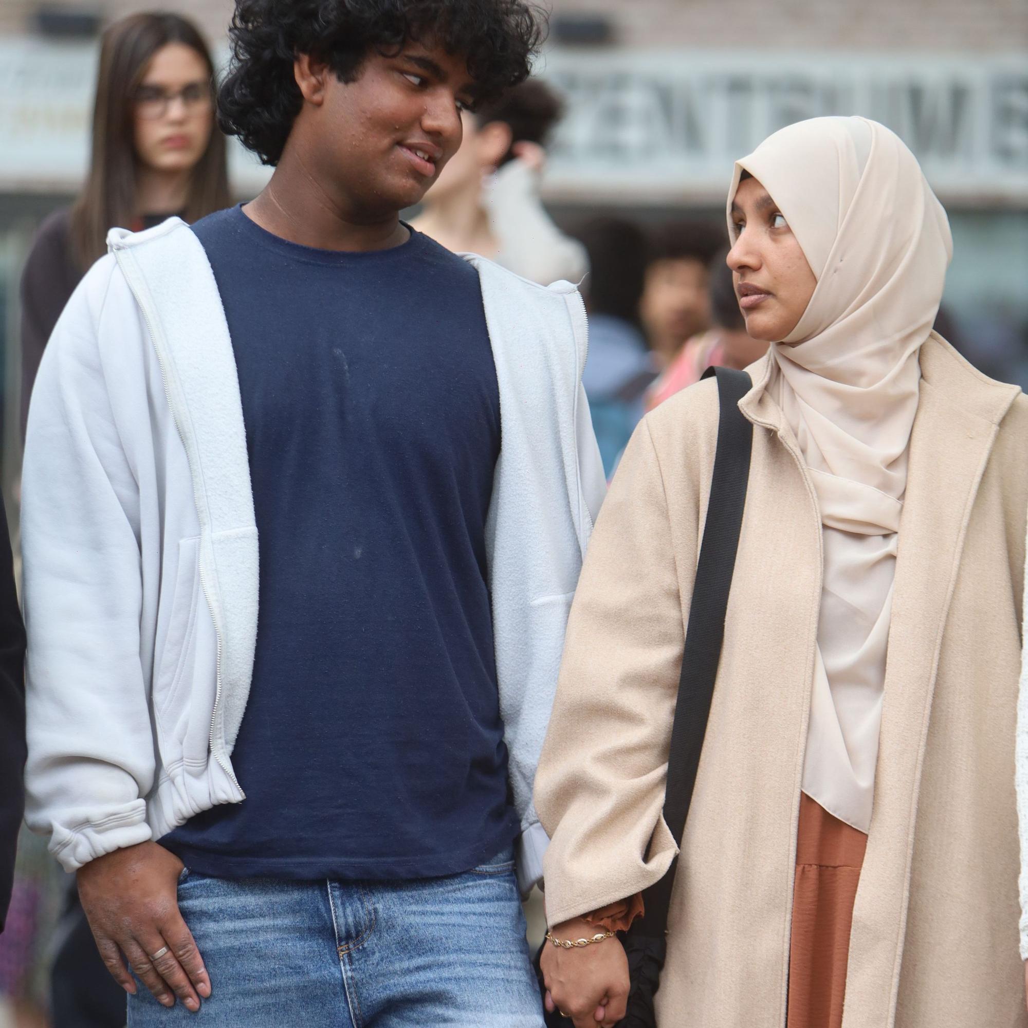 Der 15-jährige Ruhaim Rouf (links) ist seit der Abschiebung seiner Familie am Freitag verschwunden.