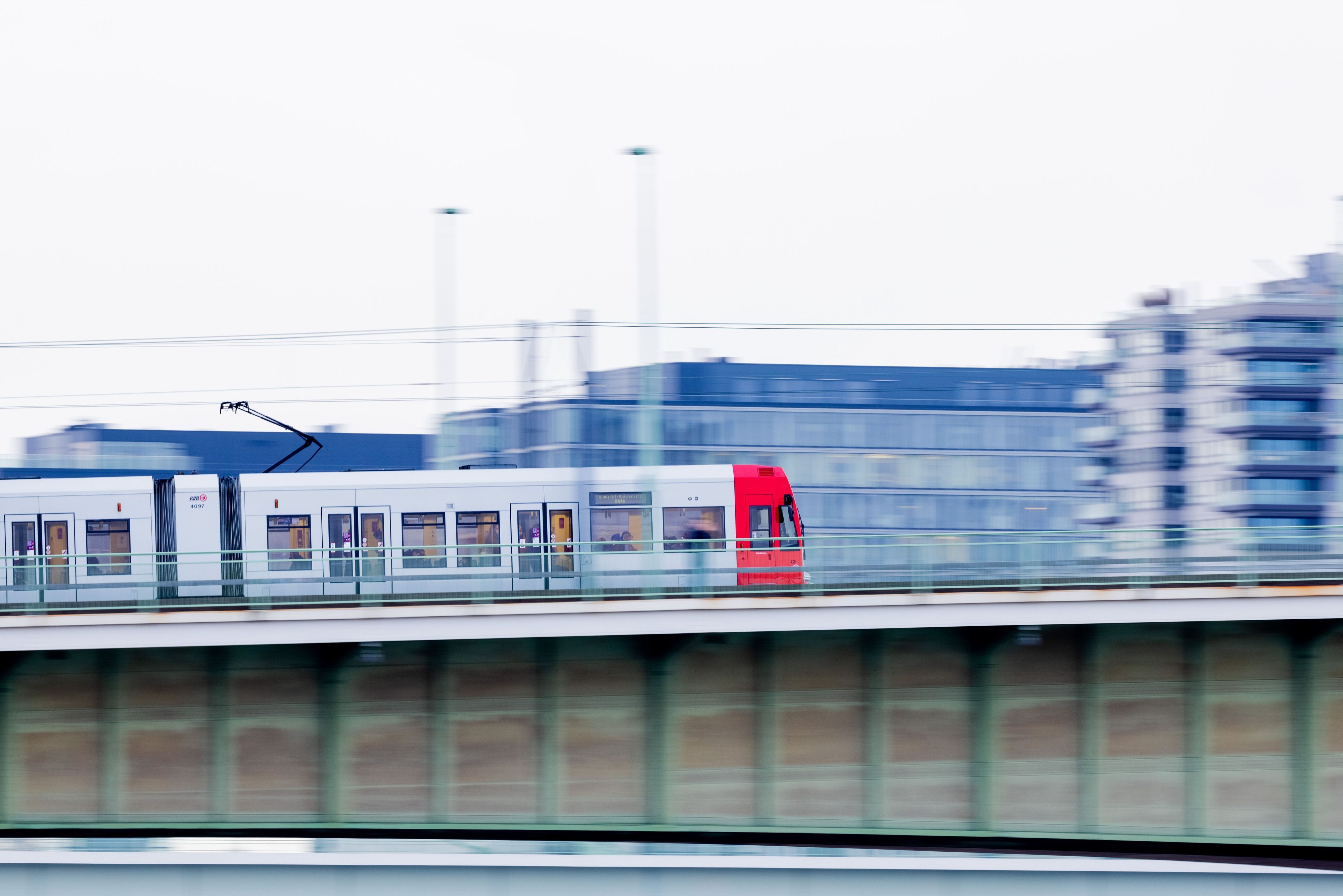 Eine Straßenbahn der Kölner Verkehrsbetriebe (KVB) fährt über die Deutzer Brücke. (Archivbild)