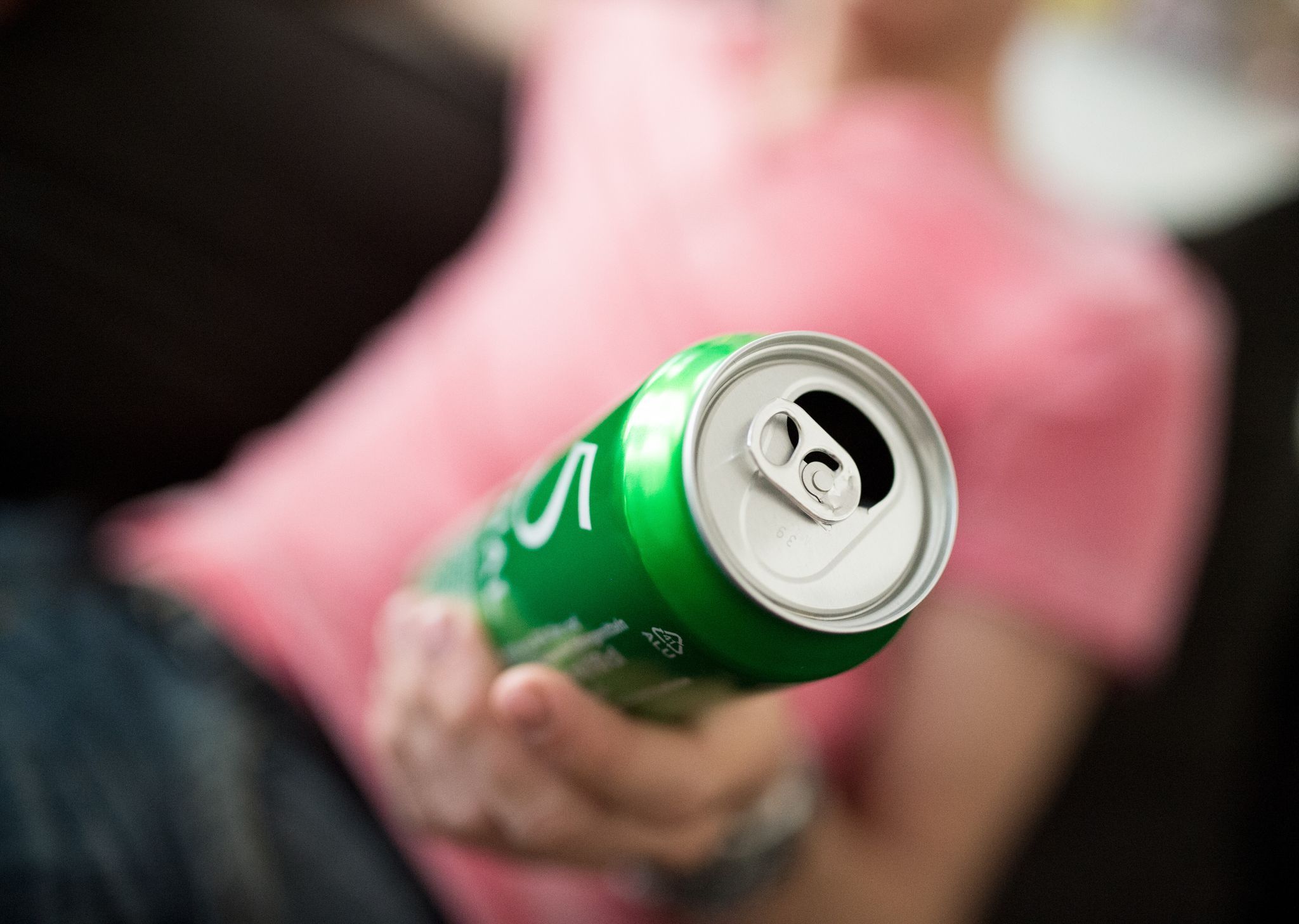 Mann hält eine Bierdose in der Hand