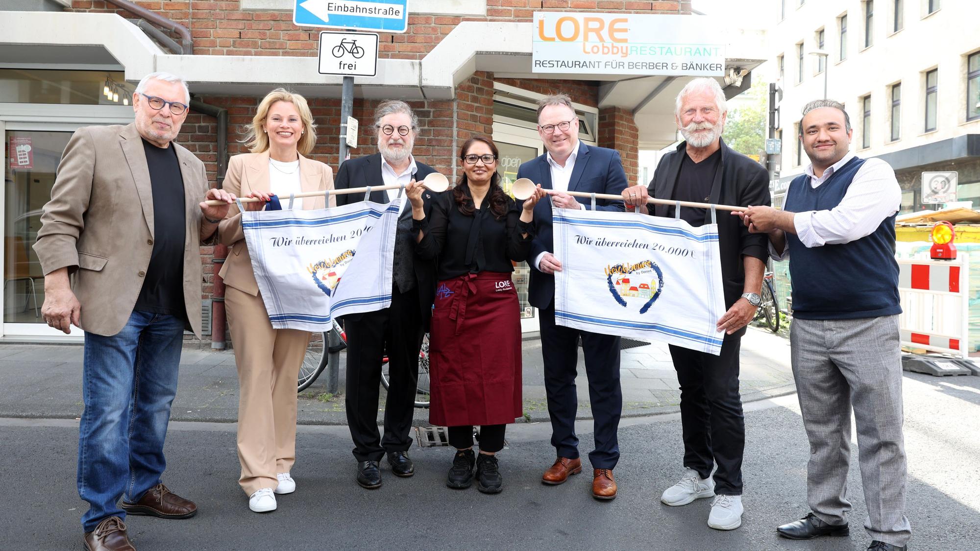 Riesige Kochlöffel zur Unterstützung einer grandiosen Idee: Ex-Höhner-Frontmann Henning Krautmacher (2. v. r.) freut sich über die Spende für das Obdachlosenrestaurant Lore.