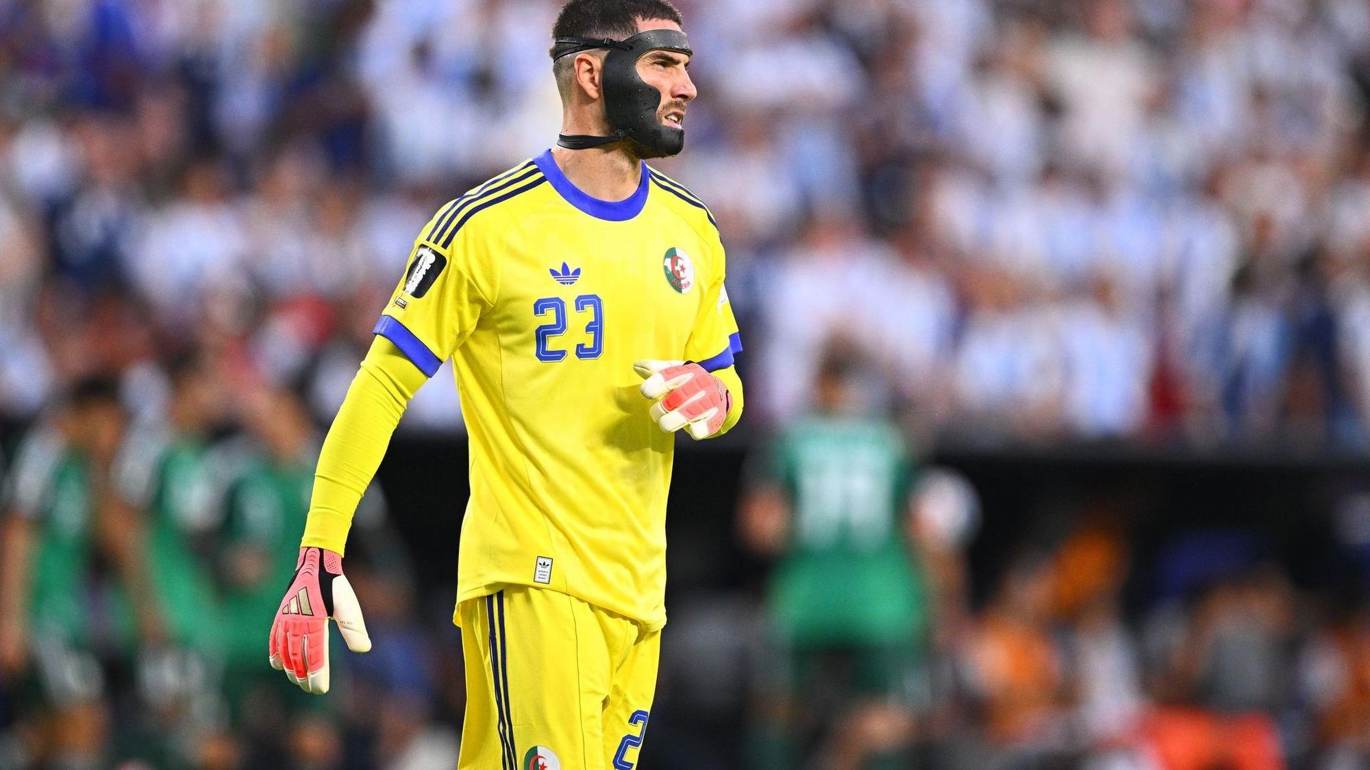 Luca Zidane steht mit auffälliger Gesichtsmaske im Tor.
