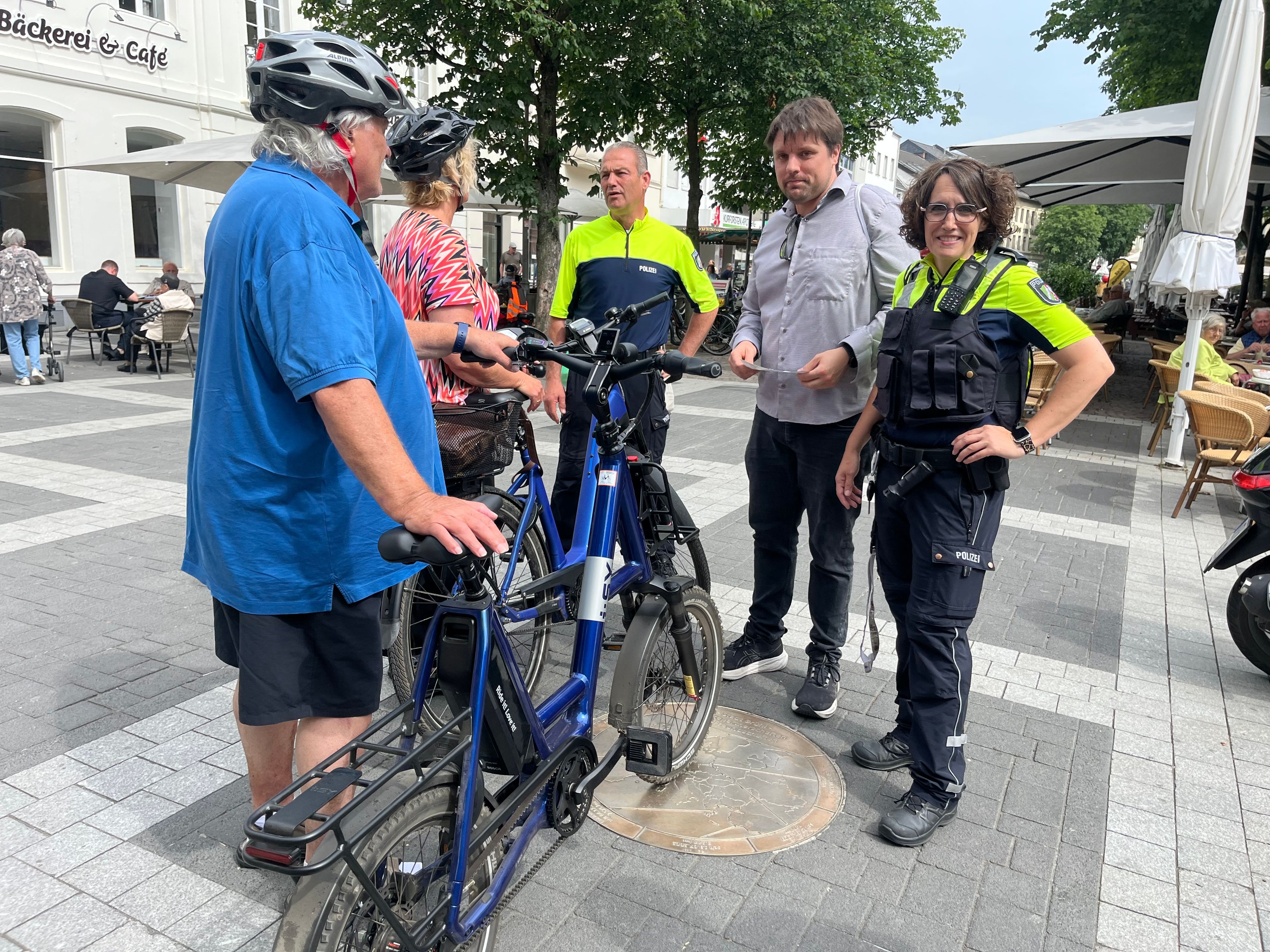Vertreter der Stadt Brühl und der Polizei informierten in der Brühler Fußgängerzone über das Miteinander von Fuß- und Radverkehr.