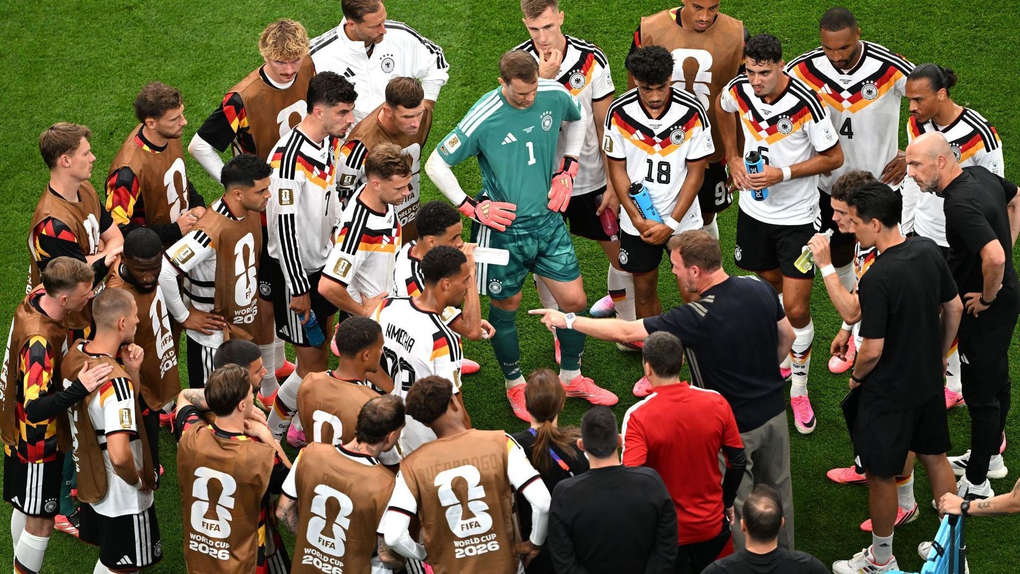In der Bundesliga und bei der UEFA gibt es keine Überlegungen für zusätzliche Trinkpausen.