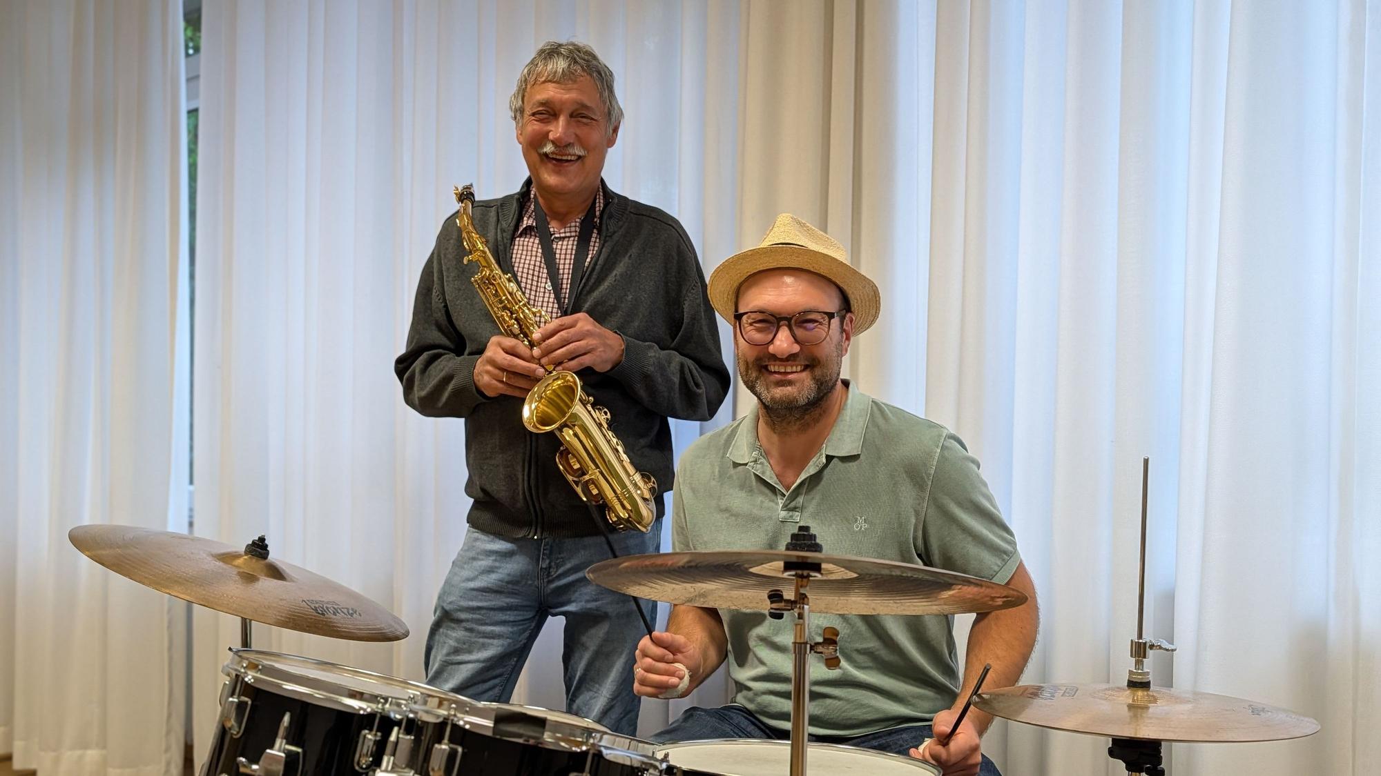 Das Foto zeigt die beiden Initiatoren mit Saxofon und Schlagzeug.