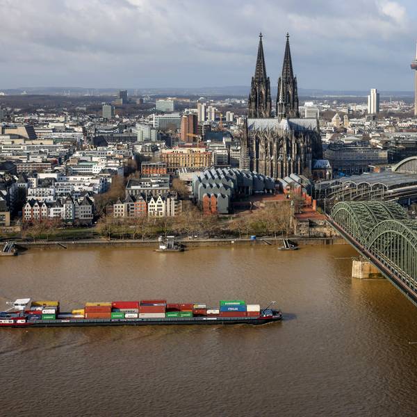 Koeln, Nordrhein-Westfalen, Deutschland - Stadtansicht mit Kölner Dom, der Hohenzollernbrücke und Containerschiff auf dem Rhein. Koeln Nordrhein-Westfalen Deutschland