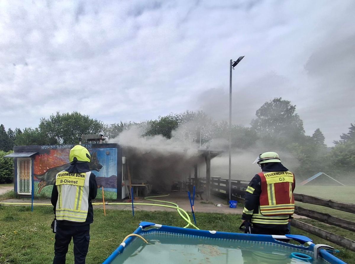 Feuerwehreinsatz nach Brand in einem Vereinsheim in Bonn.
