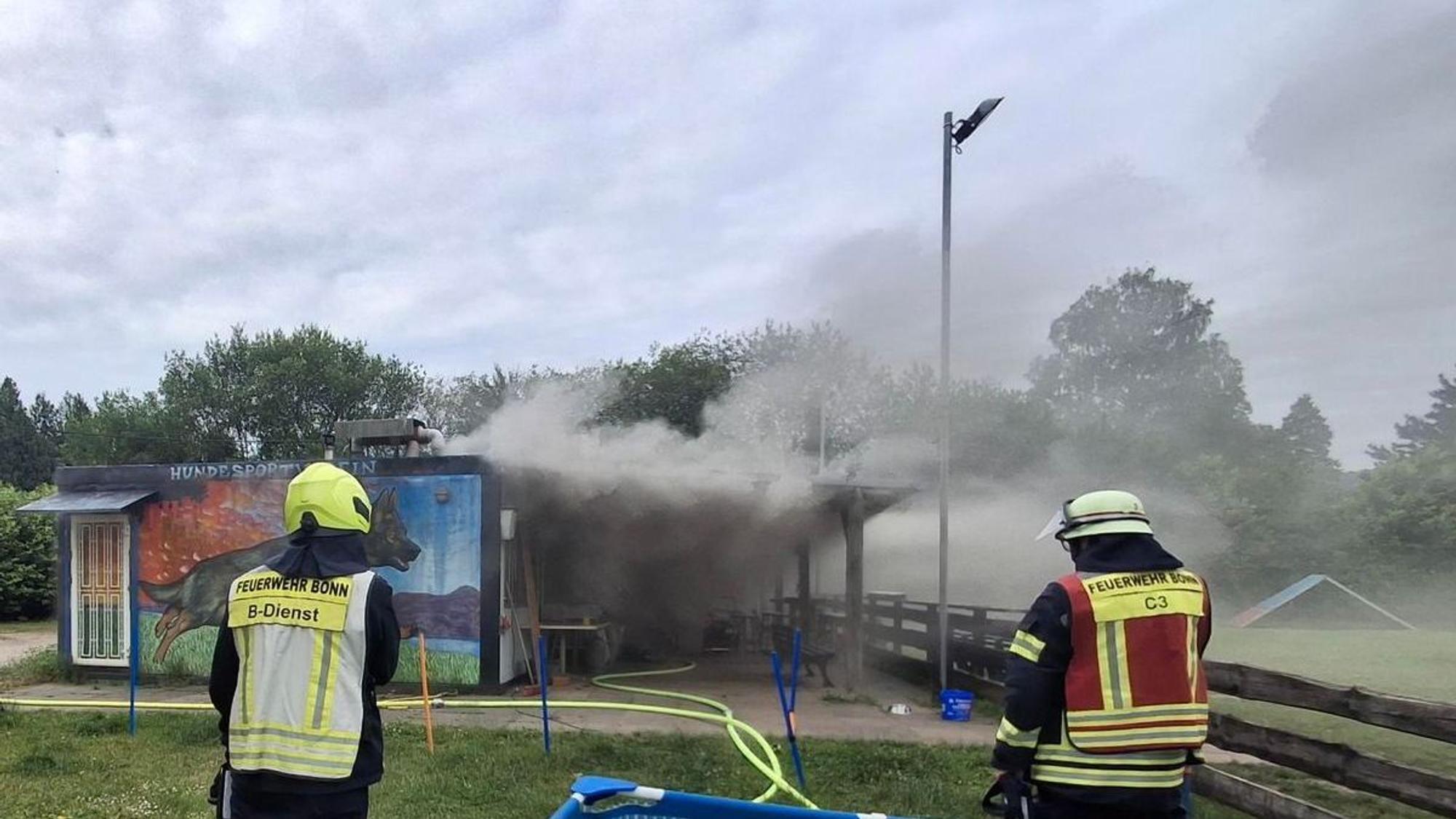 Feuerwehreinsatz nach Brand in einem Vereinsheim in Bonn.