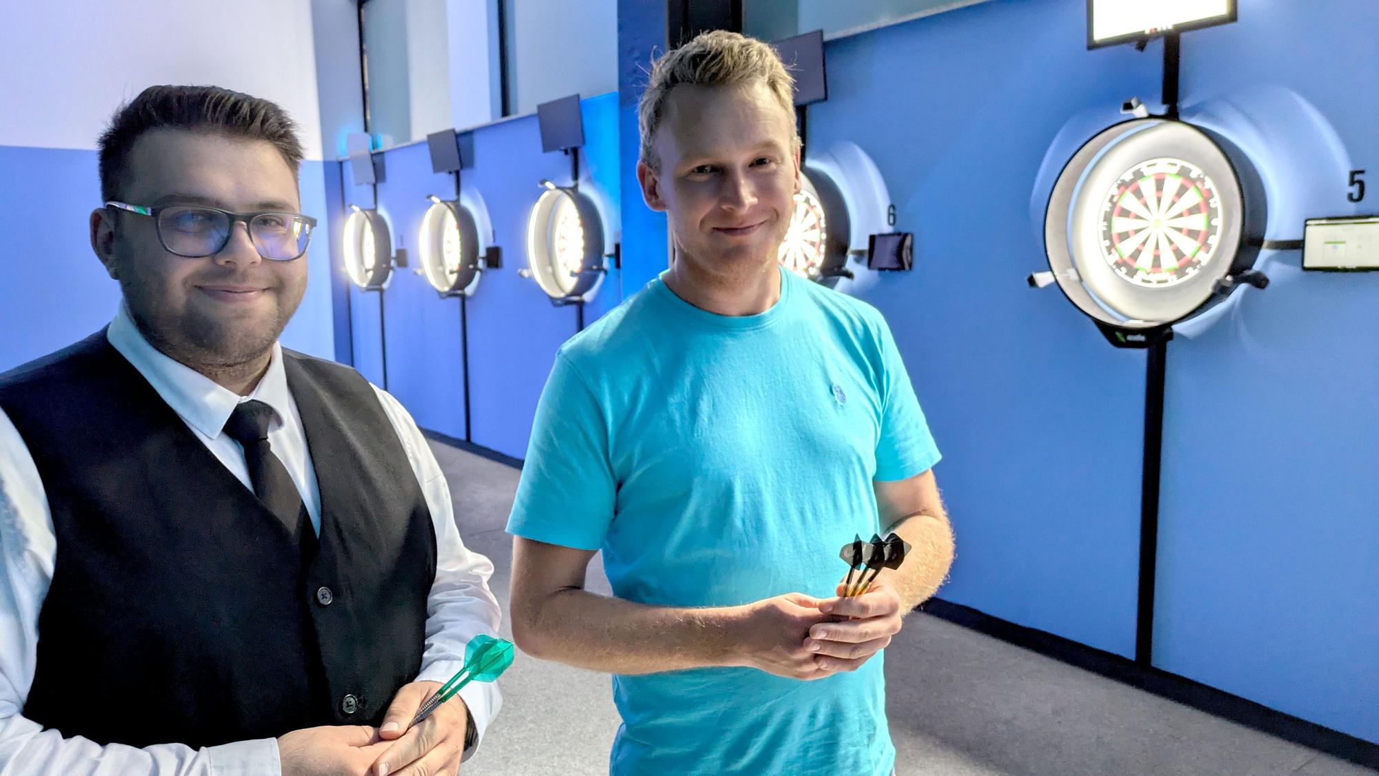 Eifeltor-Pächter Roland Barth (r.) und Parkleiter Umut Dede in der neuen Darts-Arena der Freizeitanlage.