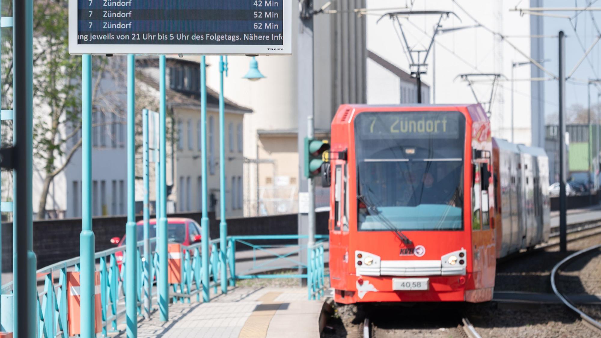 22.04.2021, Köln: Digitale Anzeigentafel an der Haltestelle Poller Kirchweg. Die KVB installiert neue Anzeigentafeln die auch Videos und Fotos zeigen können. Foto: Uwe Weiser