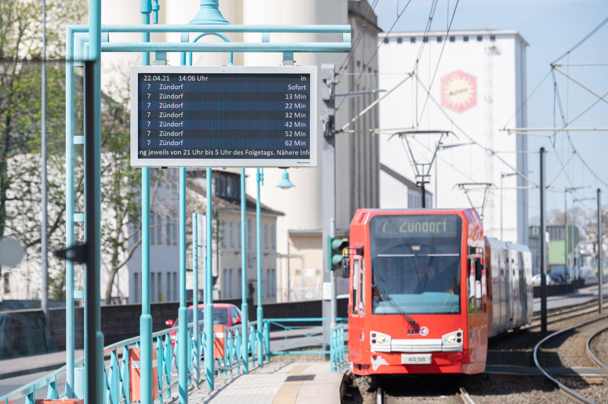 An der Haltestelle Poller Kirchweg fährt eine Bahn der Linie 7 ein. (Archivbild)