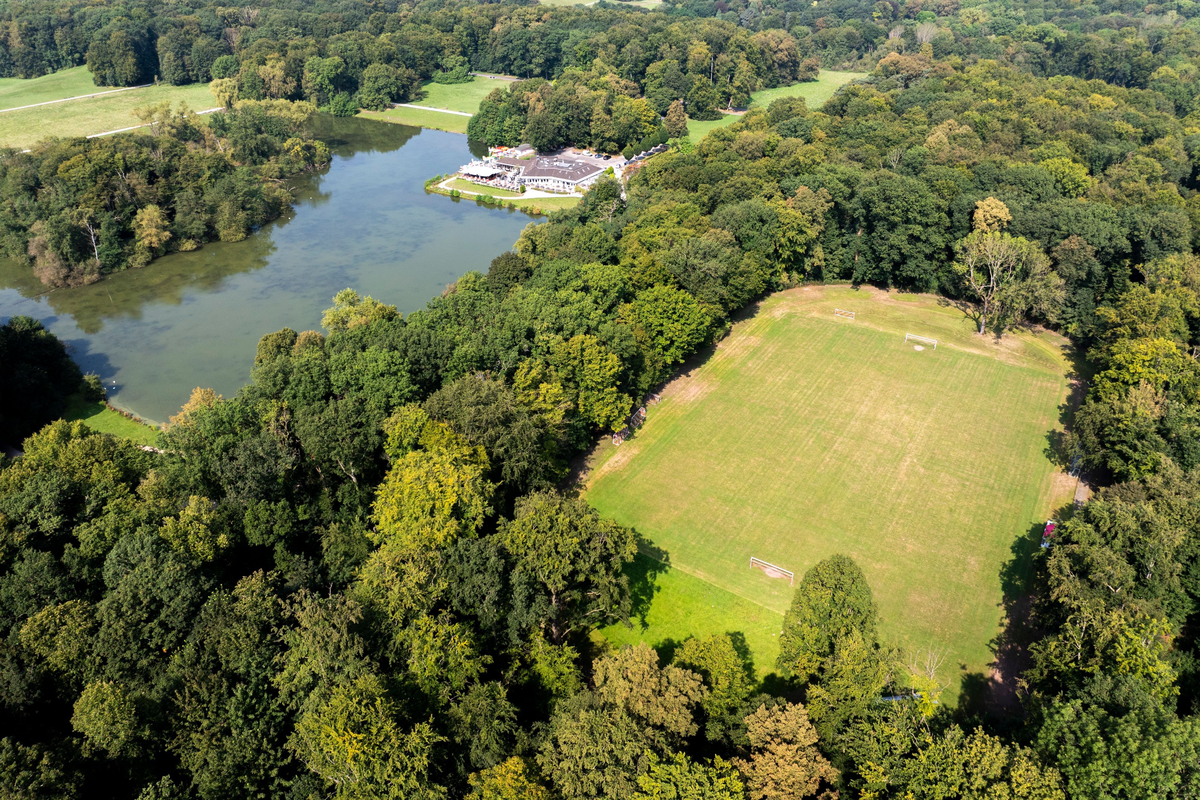 Blick auf den als Kampfbahn bezeichneten Rasenplatz der Bezirkssportanlage Eichenkreuzanlage nahe des Haus am See.