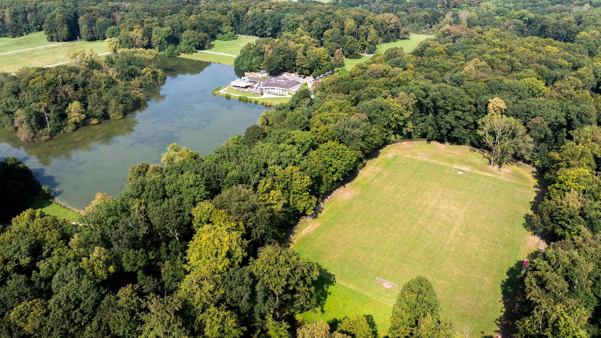 Blick auf den als Kampfbahn bezeichneten Rasenplatz der Bezirkssportanlage Eichenkreuzanlage nahe des Haus am See.