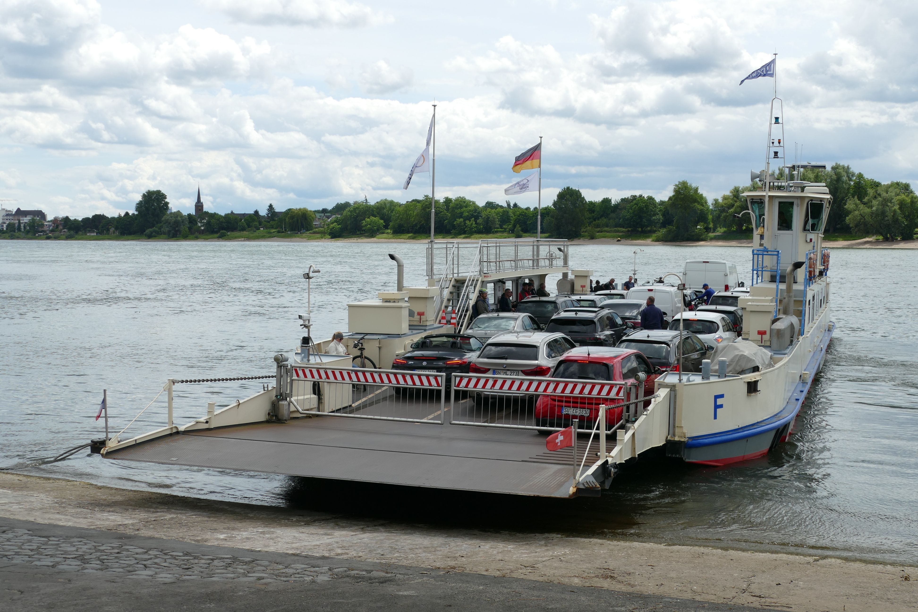 Die Rheinfähre „Christophorus“ in Niederkassel-Mondorf kann 140 Tonnen tragen.