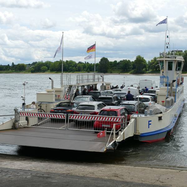 Die Rheinfähre „Christophorus“ in Niederkassel-Mondorf kann 140 Tonnen tragen.