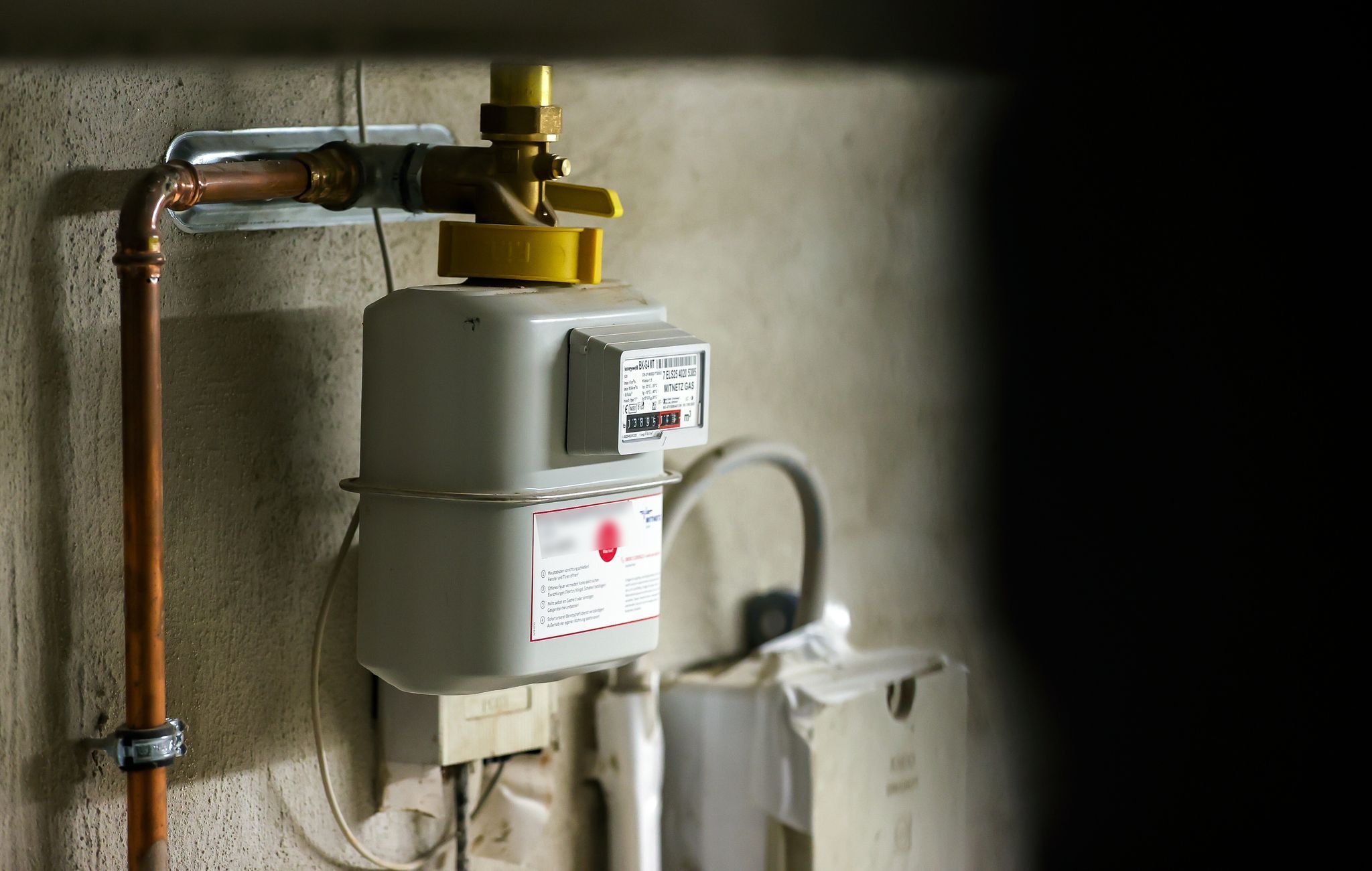 Gaszähler einer Heizung hängt im Keller eines Hauses
