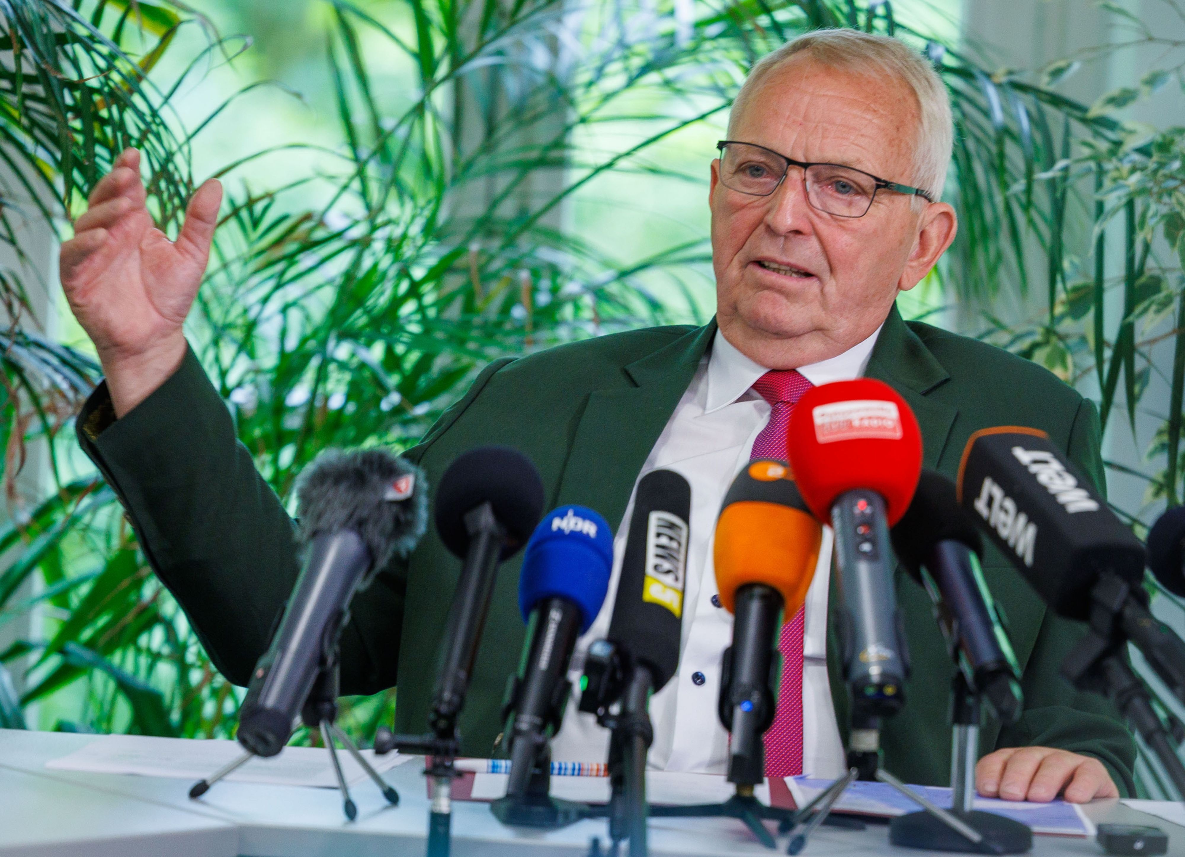 Till Backhaus (SPD), der Agrar-, Umwelt- und Klimaschutzminister von Mecklenburg-Vorpommern, beantwortet bei einer Pressekonferenz zur Vorstellung der Senderdaten des Buckelwals die Fragen von Medienvertretern.