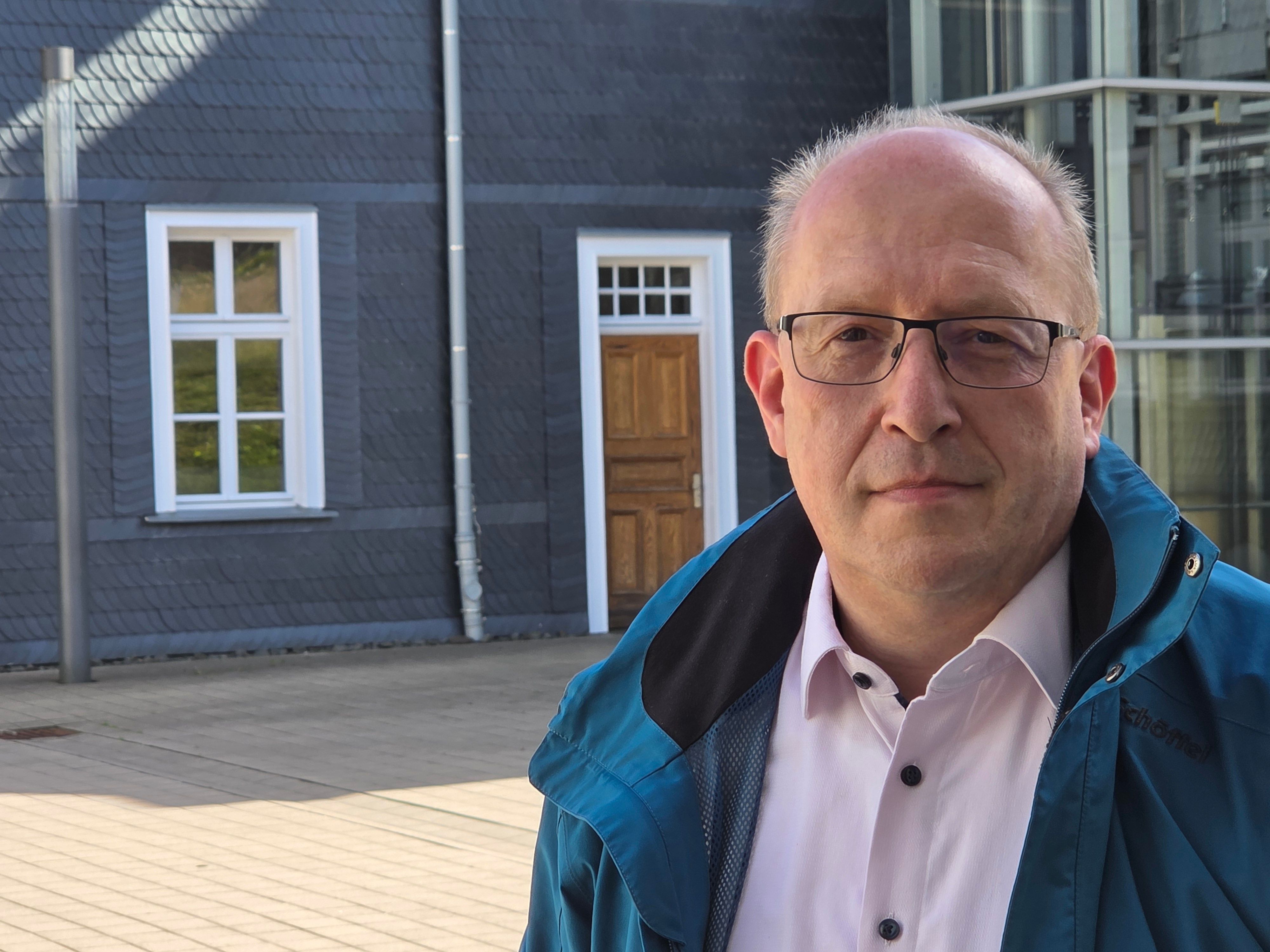 Ralf Stratmann ist Expansionsleiter bei Unsere Grüne Glasfaser (UGG). Hier steht er vor dem historischen Rathaus in Waldbröl. Jetzt musste er in der oberbergischen Marktstadt Stellung beziehen.