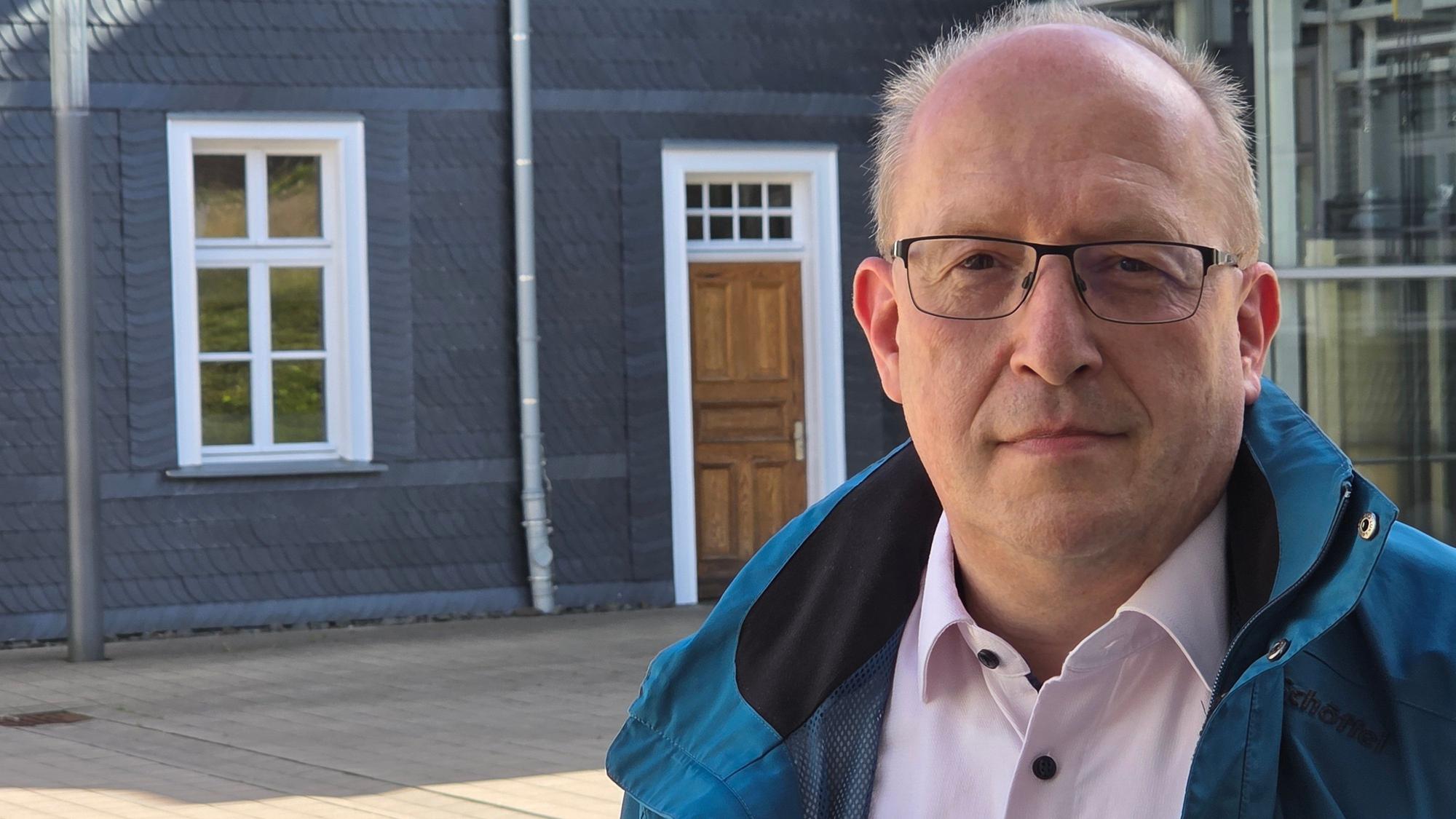 Ralf Stratmann ist Expansionsleiter bei Unsere Grüne Glasfaser (UGG). Hier steht er vor dem historischen Rathaus in Waldbröl. Jetzt musste er in der oberbergischen Marktstadt Stellung beziehen.