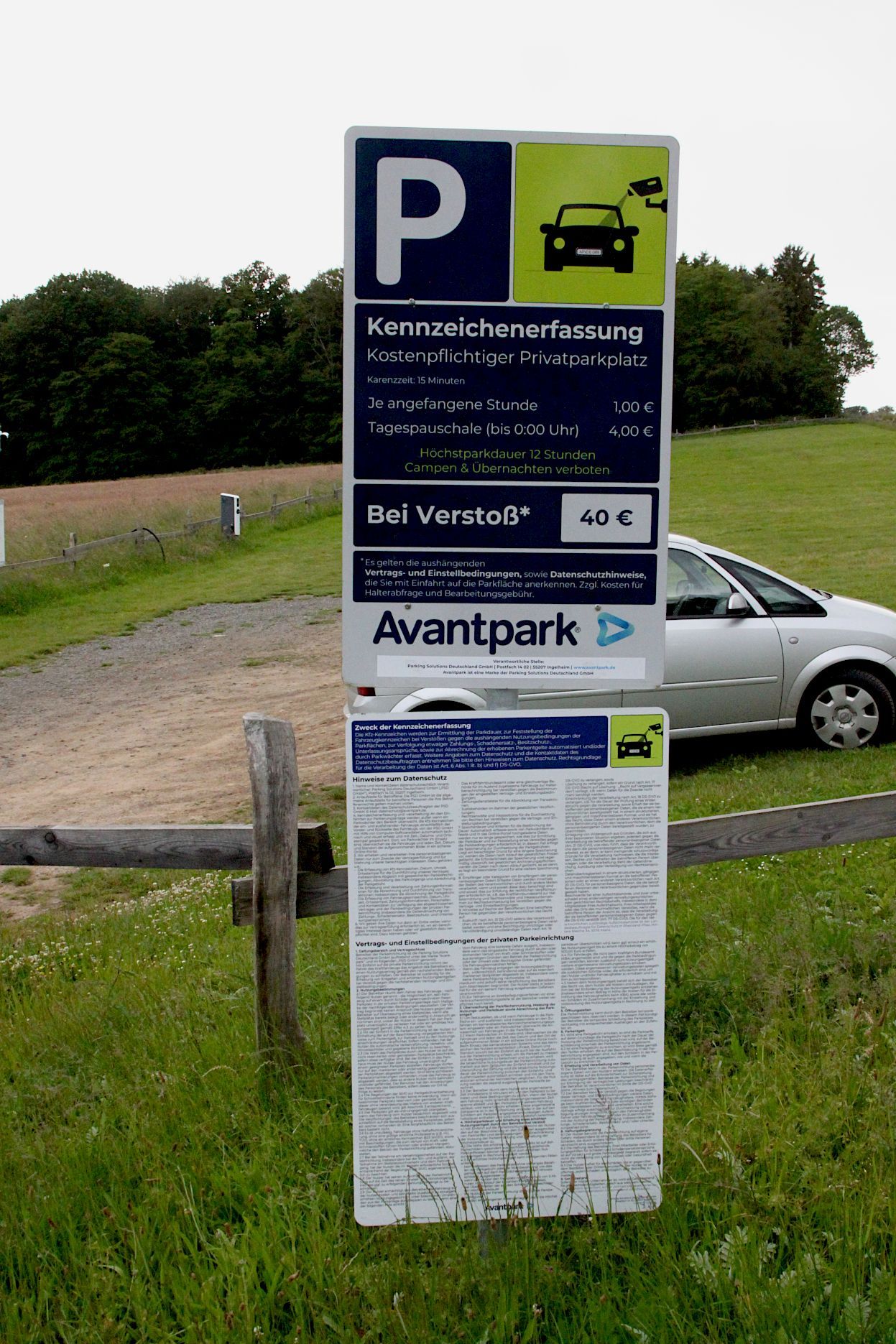 Ein Hinweisschild an einem Parkplatz am Freilinger See.