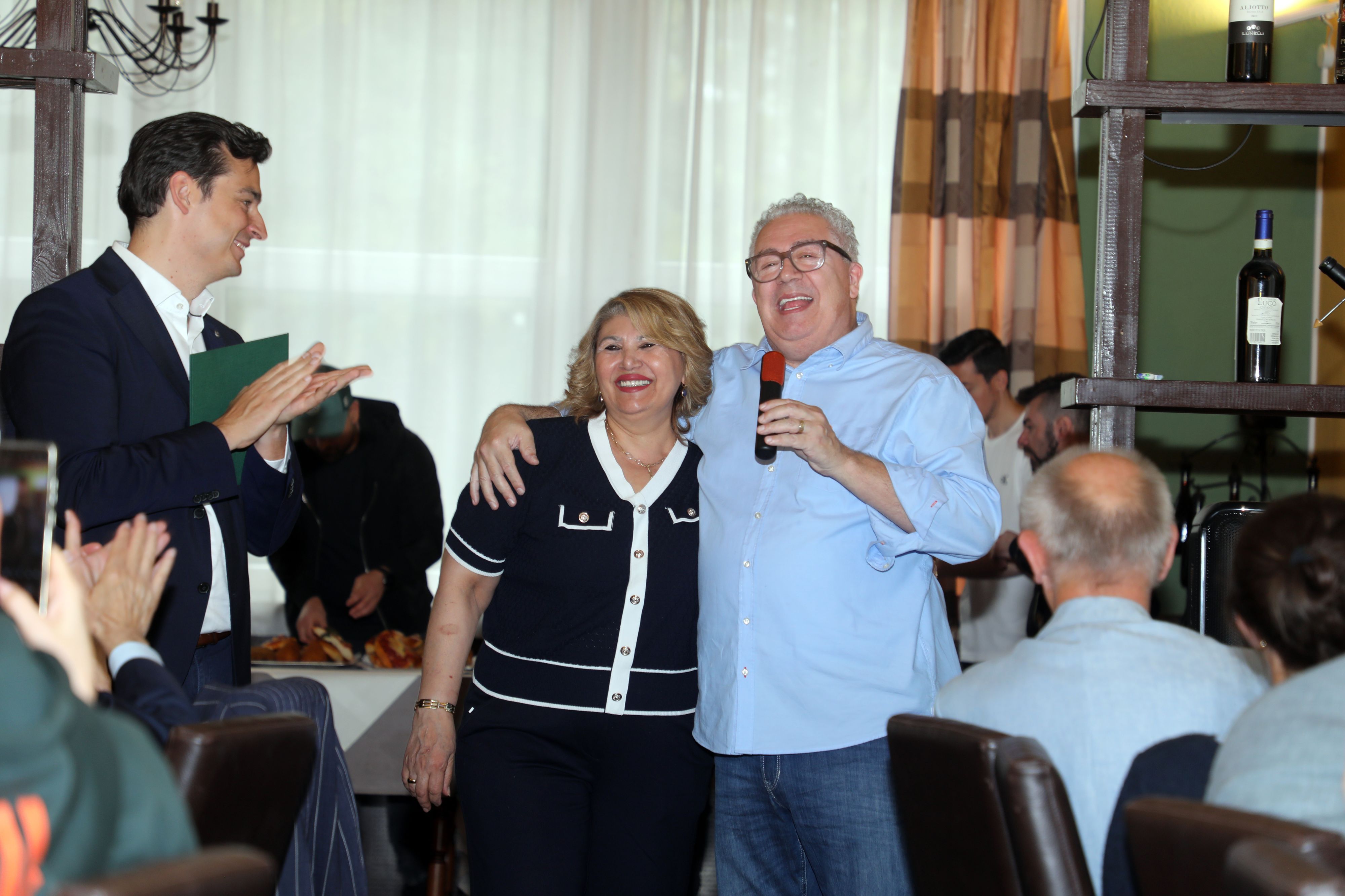 Valentino und Georgeta Bruno strahlen in ihrem Restaurant.