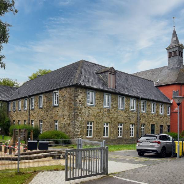 Das Foto zeigt das ehemalige Franziskanerkloster, das seit 1969 das Haus der Familie beherbergt.
