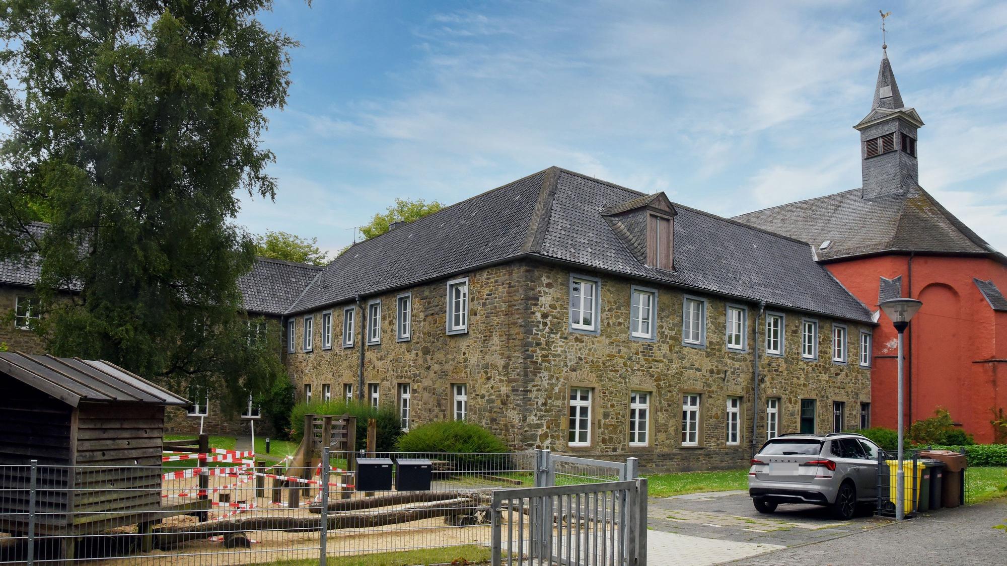 Das Foto zeigt das ehemalige Franziskanerkloster, das seit 1969 das Haus der Familie beherbergt.