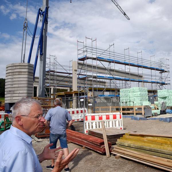 Christoph Peikert von der Waldbröler Stadtverwaltung erklärt den Fortgang der Bauarbeiten am Feuerwehrgerätehaus in der Ortschaft Heide.