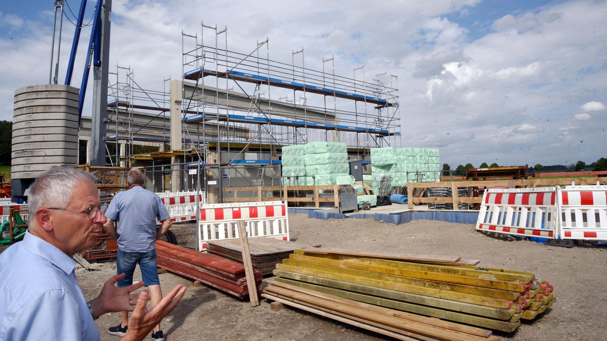 Christoph Peikert von der Waldbröler Stadtverwaltung erklärt den Fortgang der Bauarbeiten am Feuerwehrgerätehaus in der Ortschaft Heide.