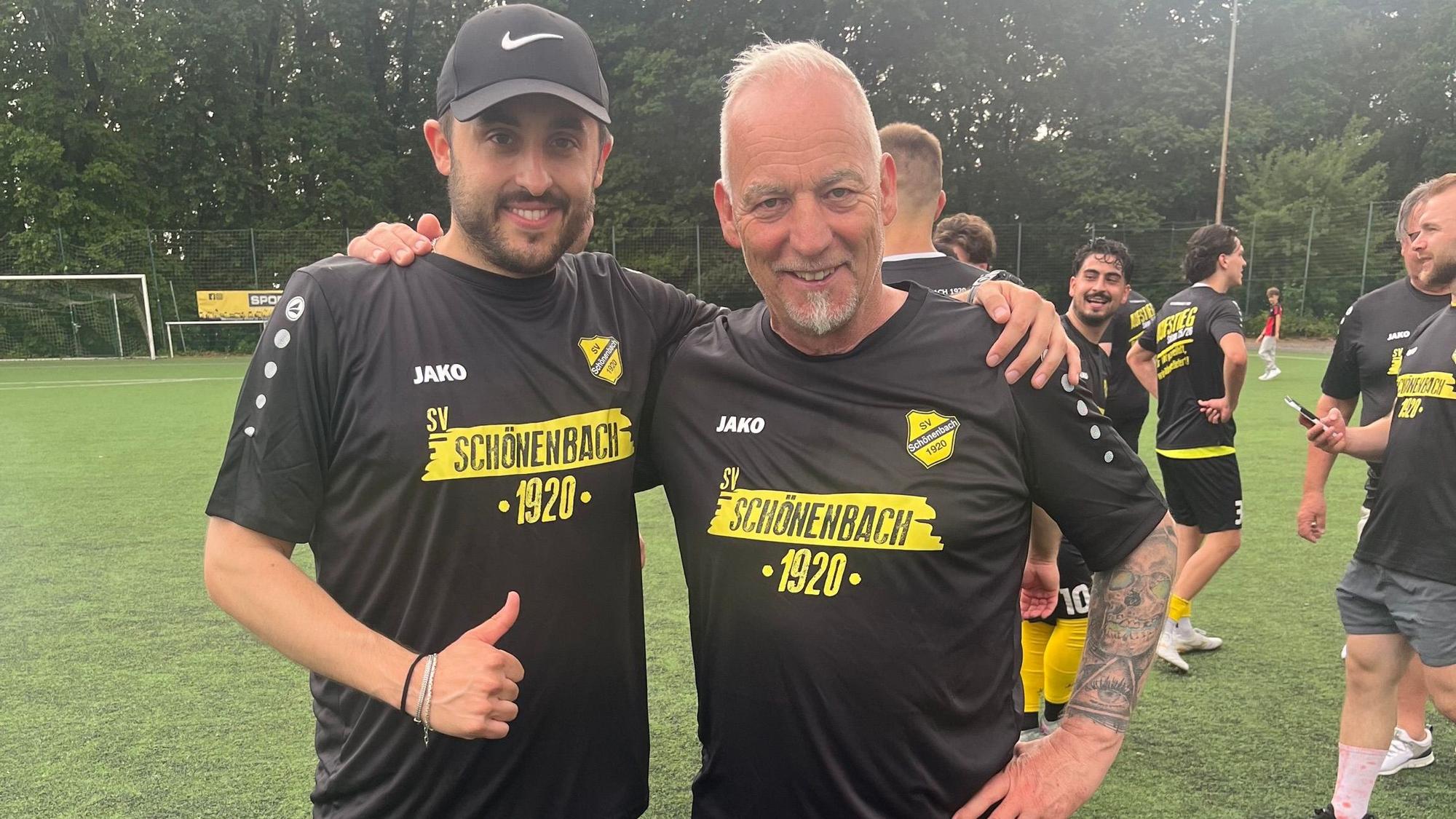 Foto von zwei Fußballtrainern, die sich umarmen.