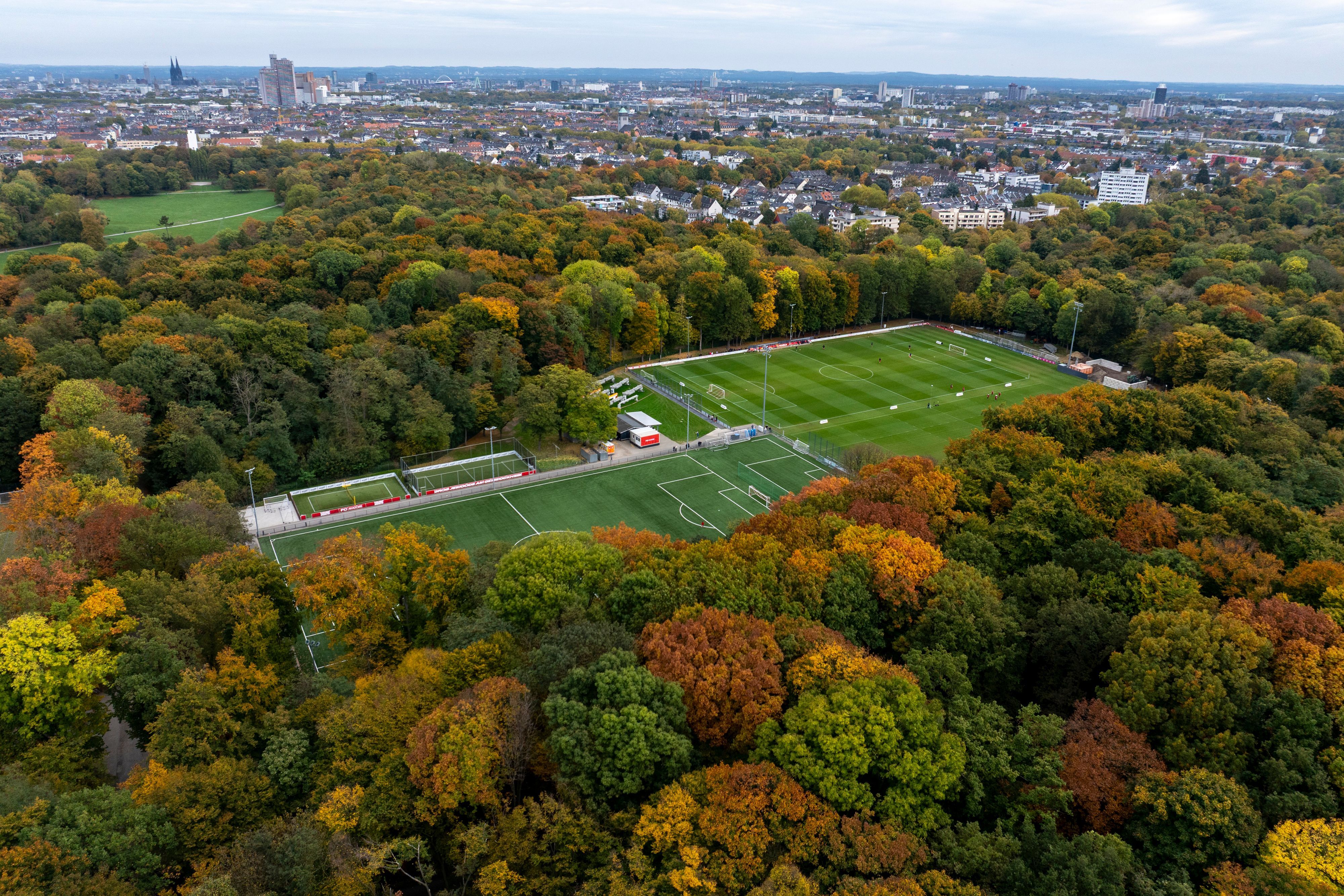 Das Gebäude des Geißbockheim und der Rhein-Energie-Sportpark sind die Heimat des Fußballvereins 1. FC Köln.