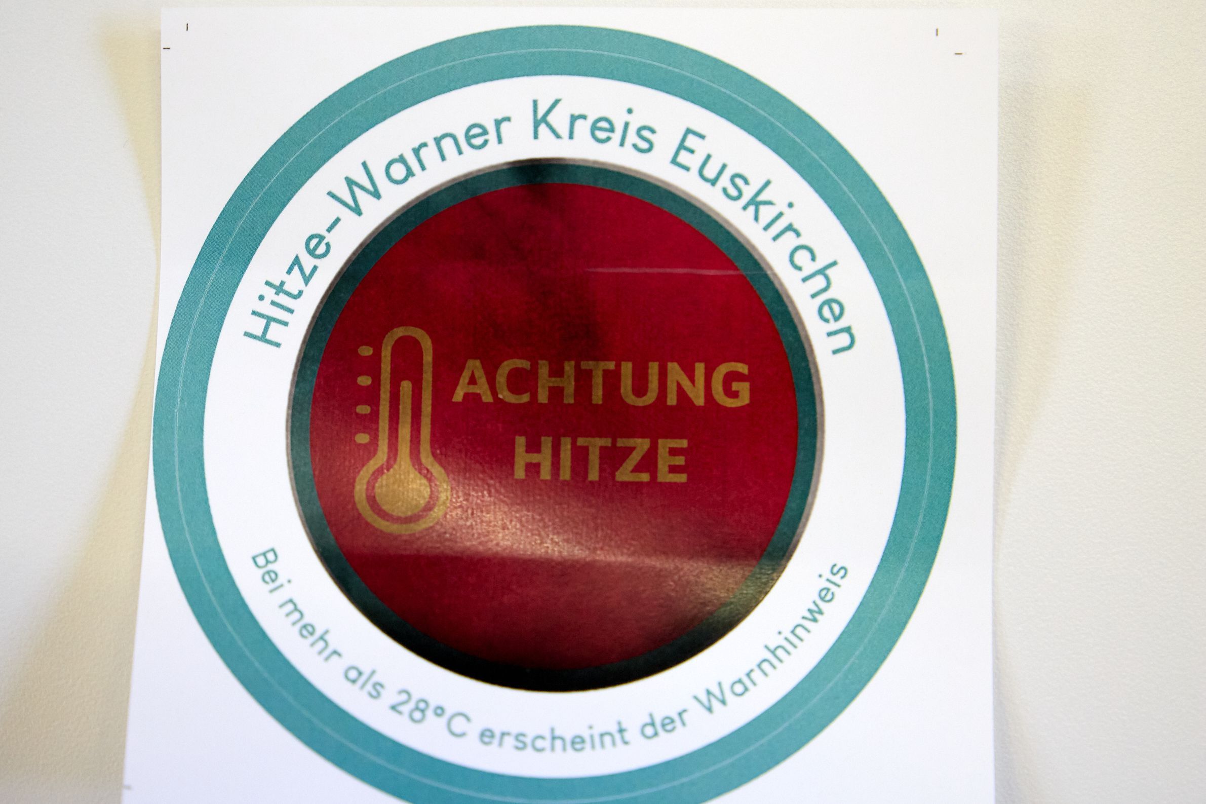 Auf einem Aufkleber, der als Hitze-Warner dienst, erscheint die Aufschrift „Achtung Hitze“.