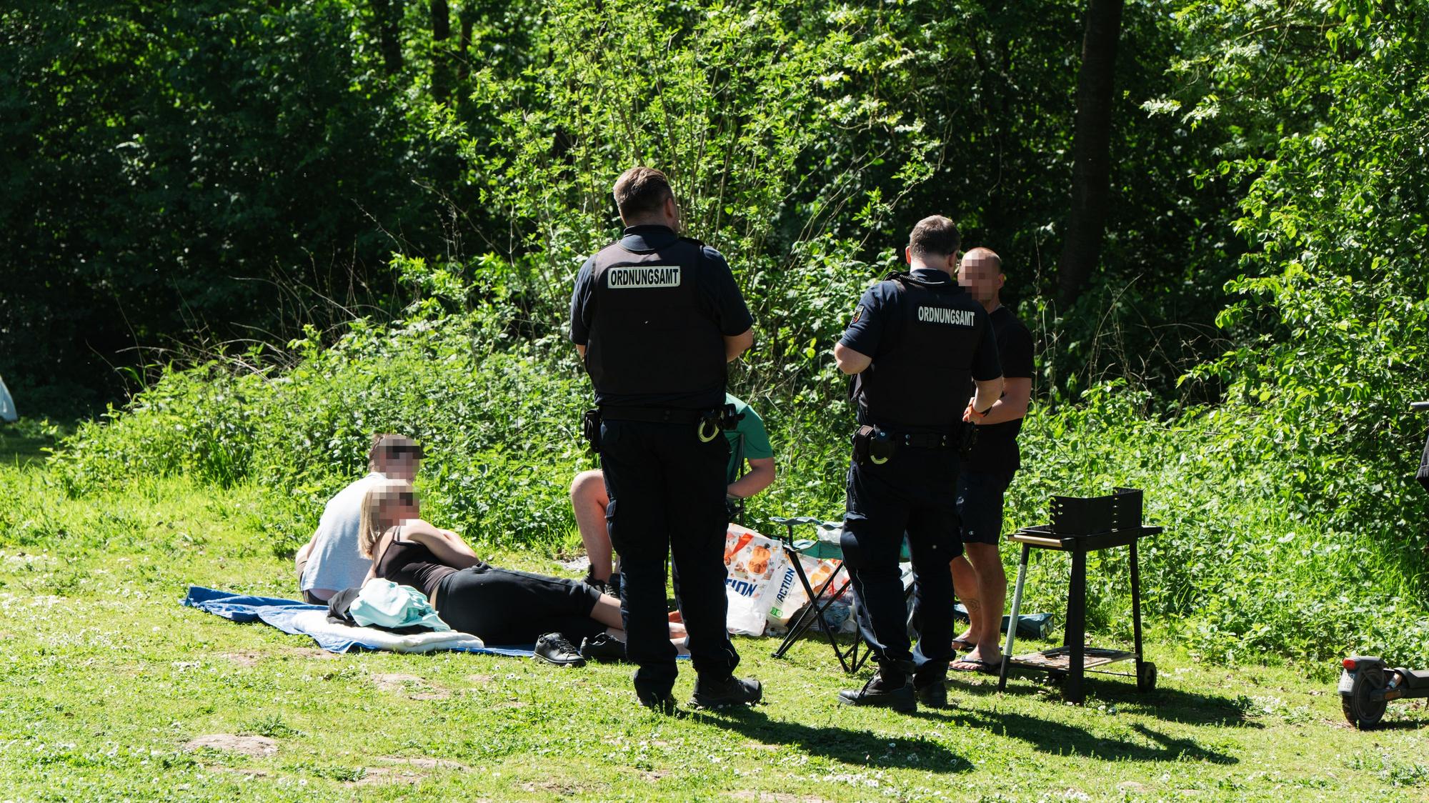 Das Ordnungsamt kontrolliert am 1. Mai Griller am Duisburger Toeppersee.