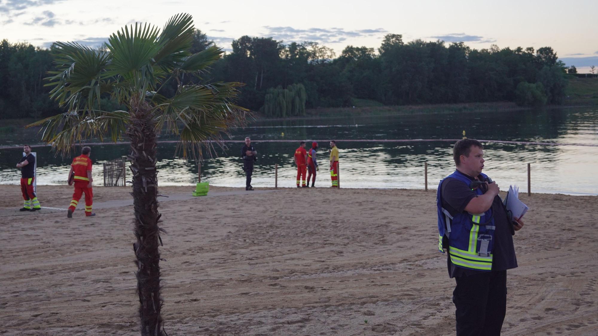 Einsatzkräfte stehen am Ufer des Zülpicher Sees und suchen nach einem 85 Jahre alter Mann aus Euskirchen.