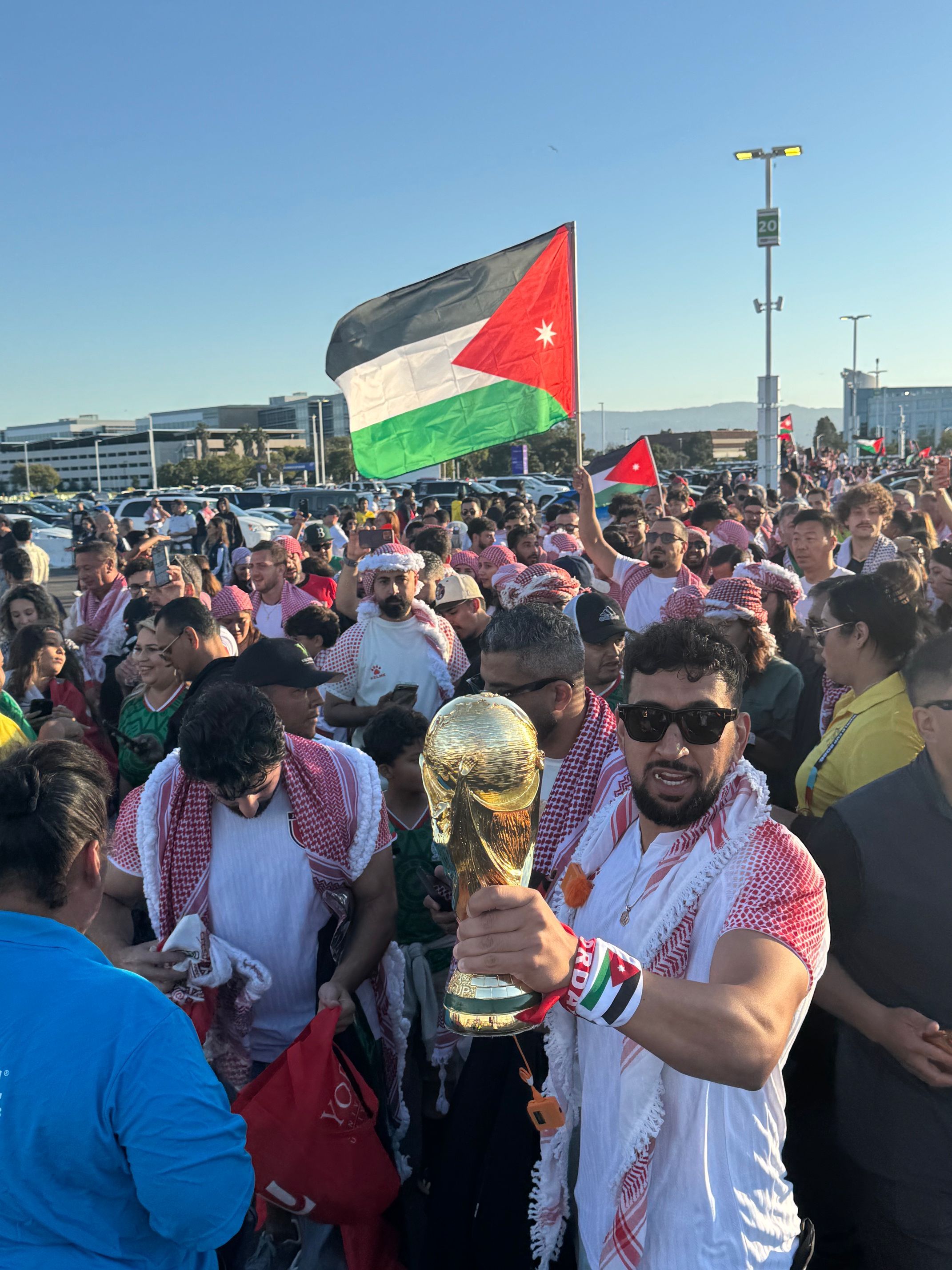 Gute Stimmung herrscht bei den jordanischen Fans vor dem Stadion.