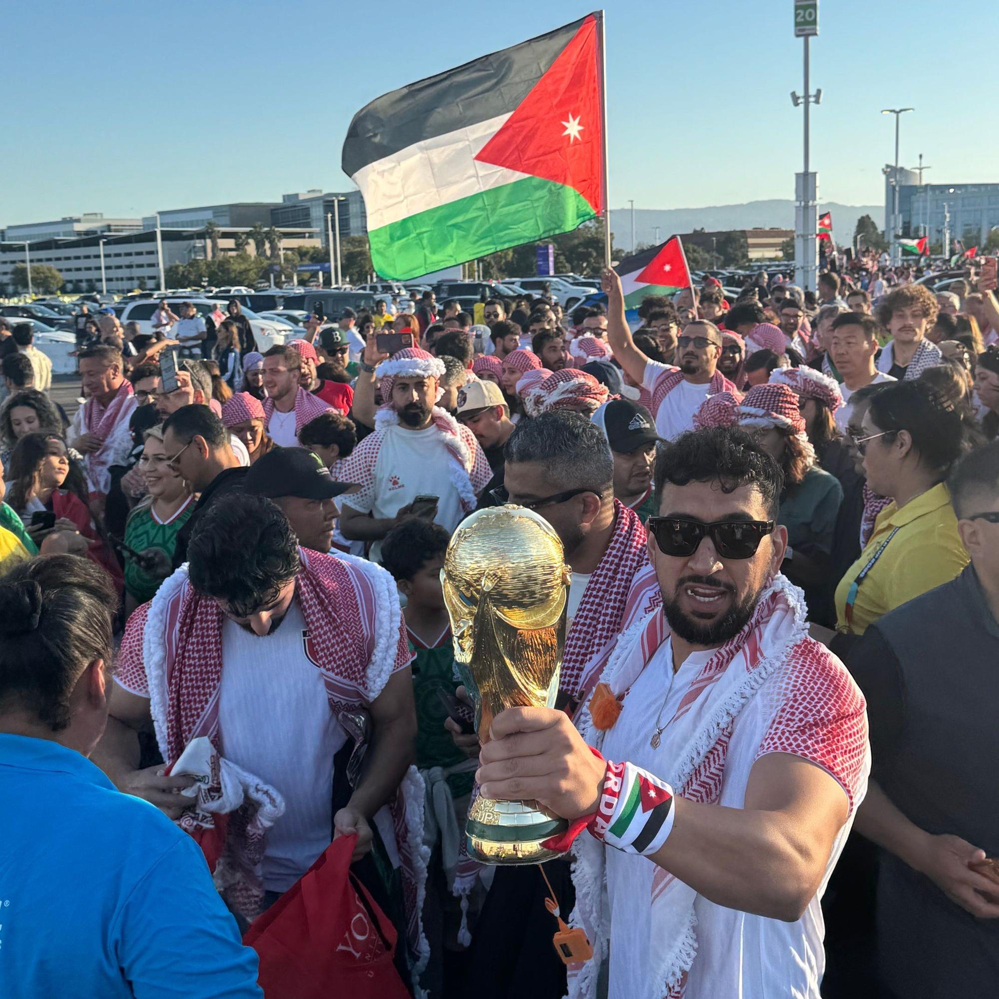 Gute Stimmung herrscht bei den jordanischen Fans vor dem Stadion.