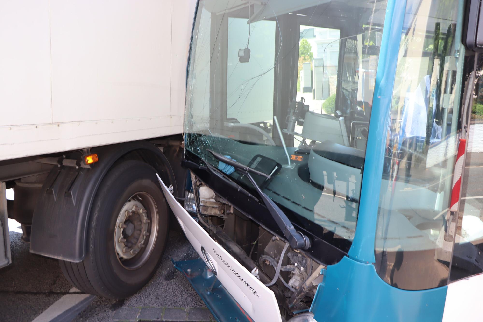 Glas splitterte beim Zusammenstoß - an der Einmündung des Sechtemer/Königstraße - ein Linienbus und der Anhänger eines Lkws stießen zusammen.
