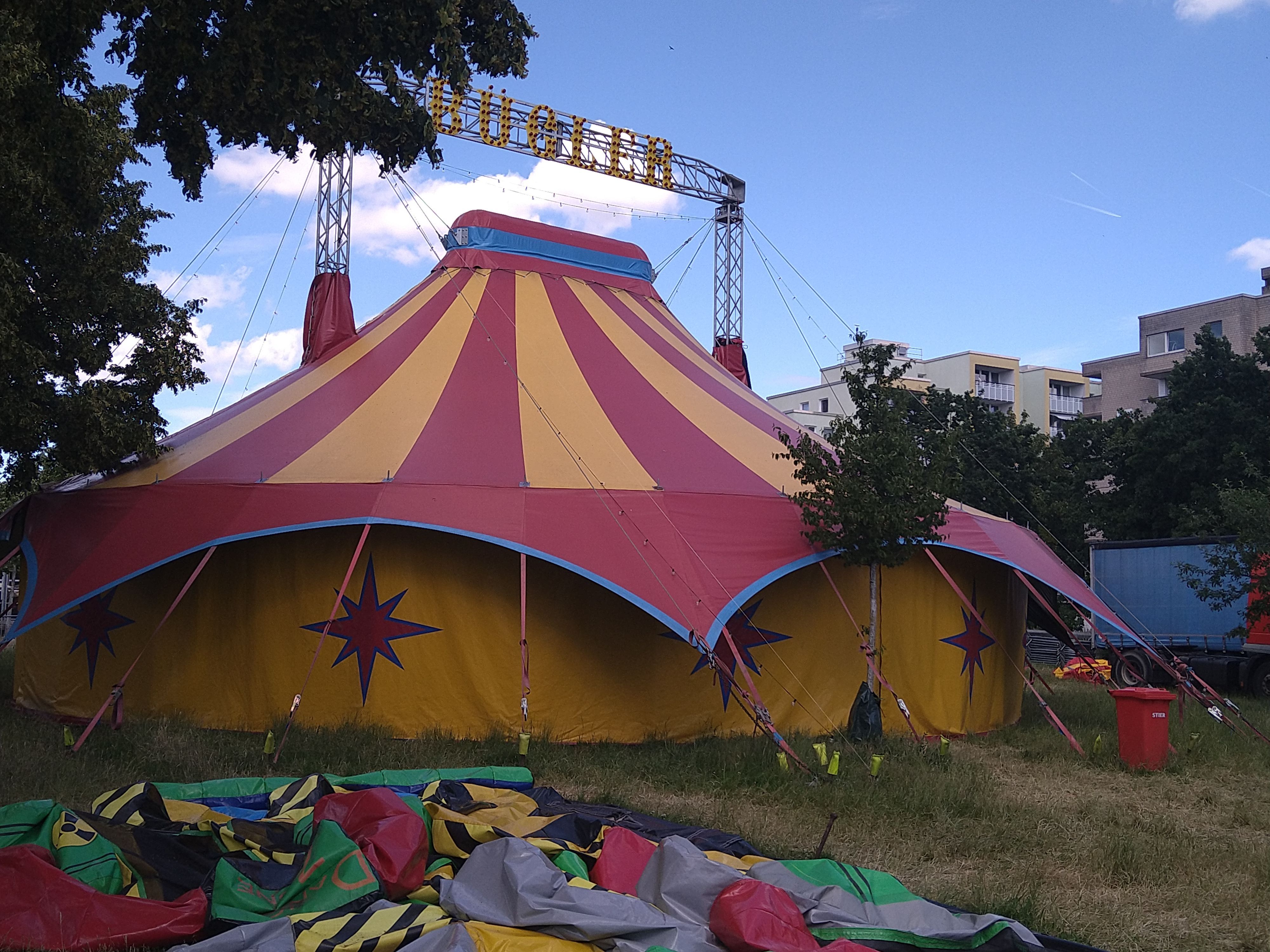 Zuletzt hatte der Circus Bügler sein Zelt am Pariser Platz in Chorweiler  aufgeschlagen.
