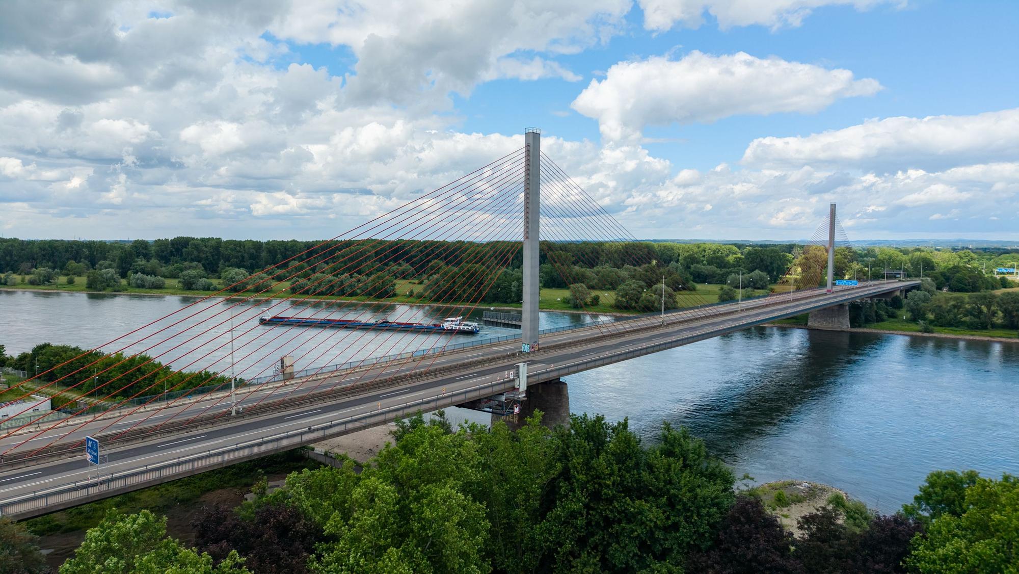Die gesperrte Friedrich-Ebert-Brücke (Aufnahme mit Drohne).