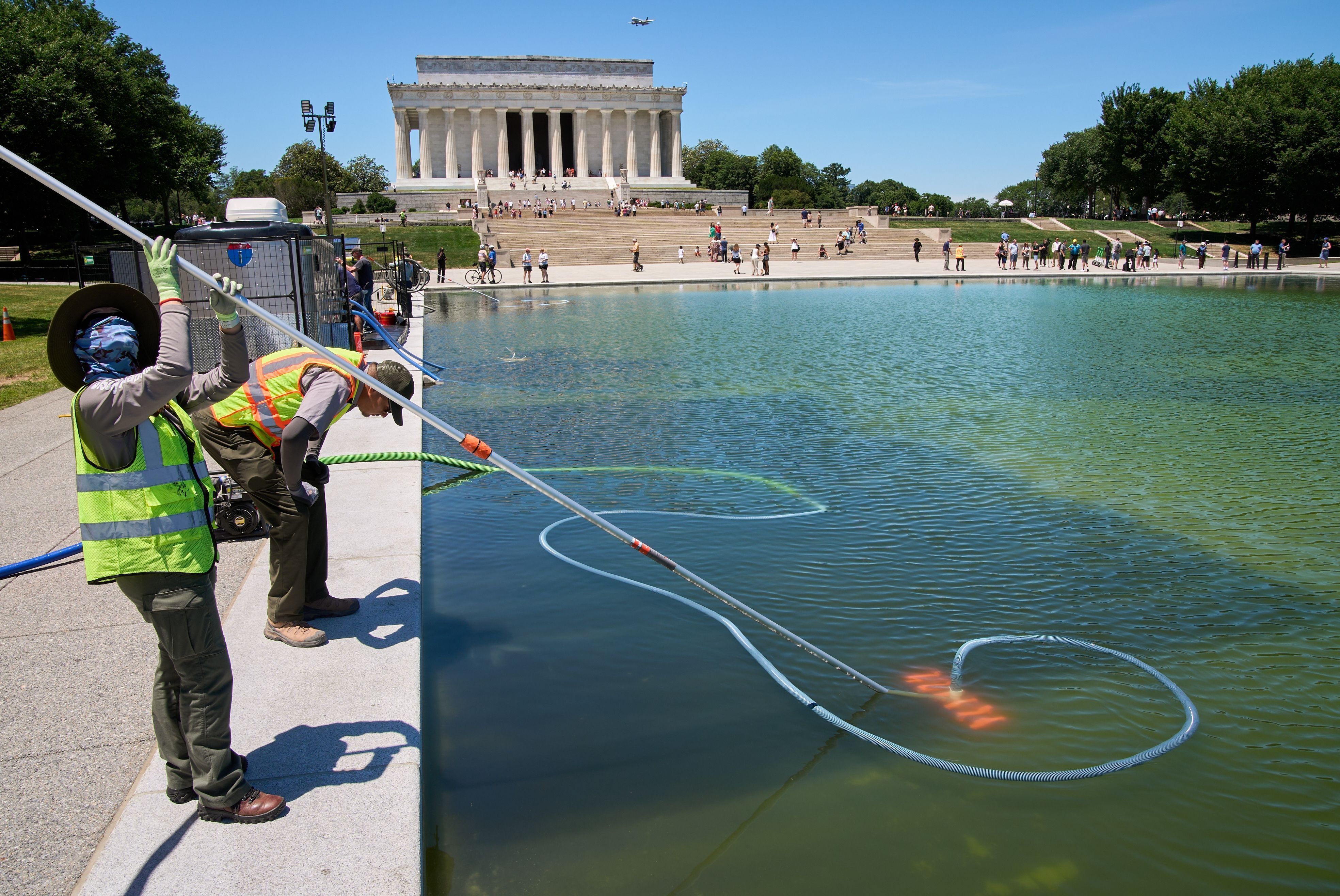 Der Reflecting Pool in Washington ist grün (Bild vom 17. Juni). Mitarbeiter des National Park Service versuchen ihr Bestes.