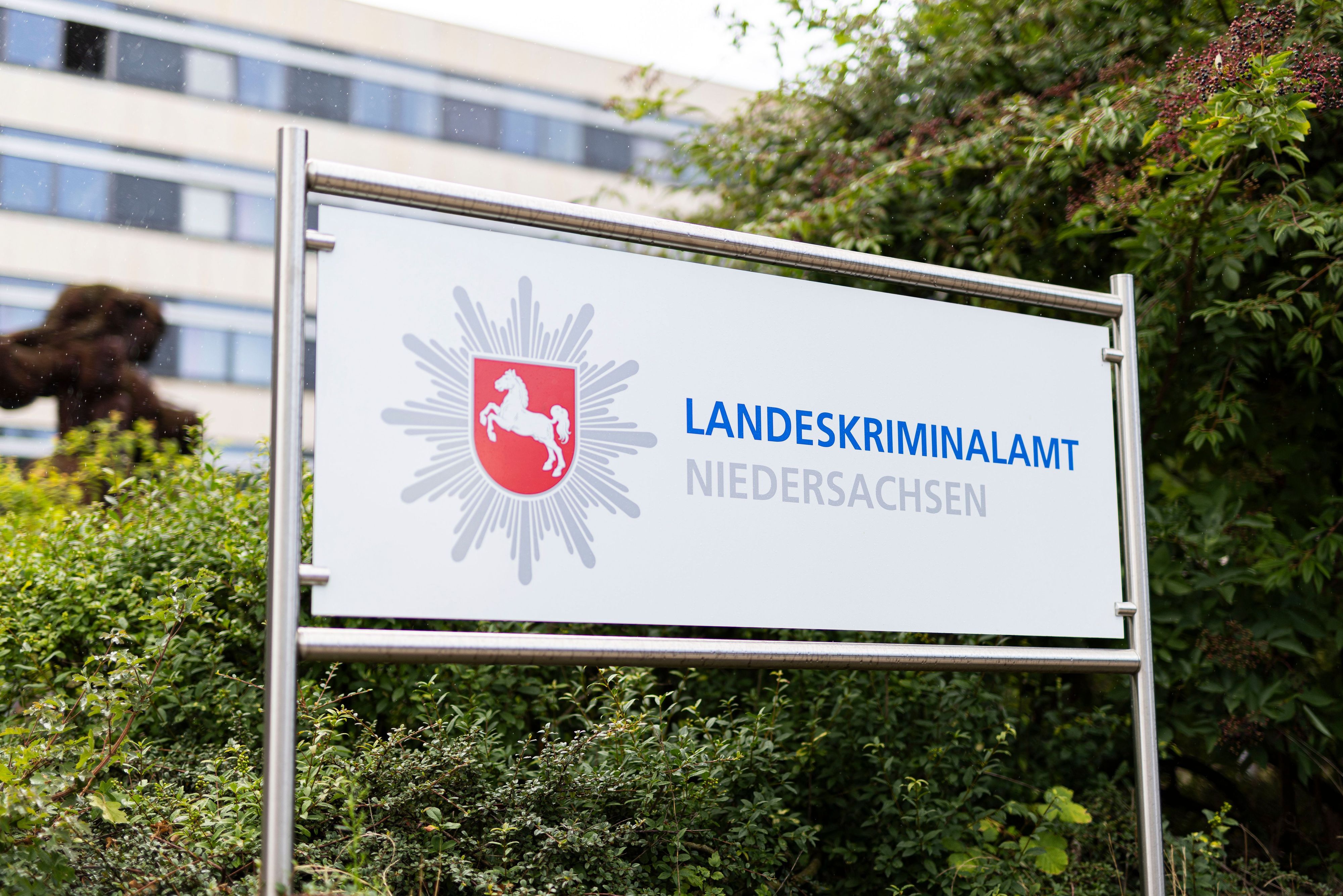 In Niedersachsen war ein verurteilter Mörder geflohen (Symbolbild vom Schild des Landeskriminalamts Niedersachsen).
