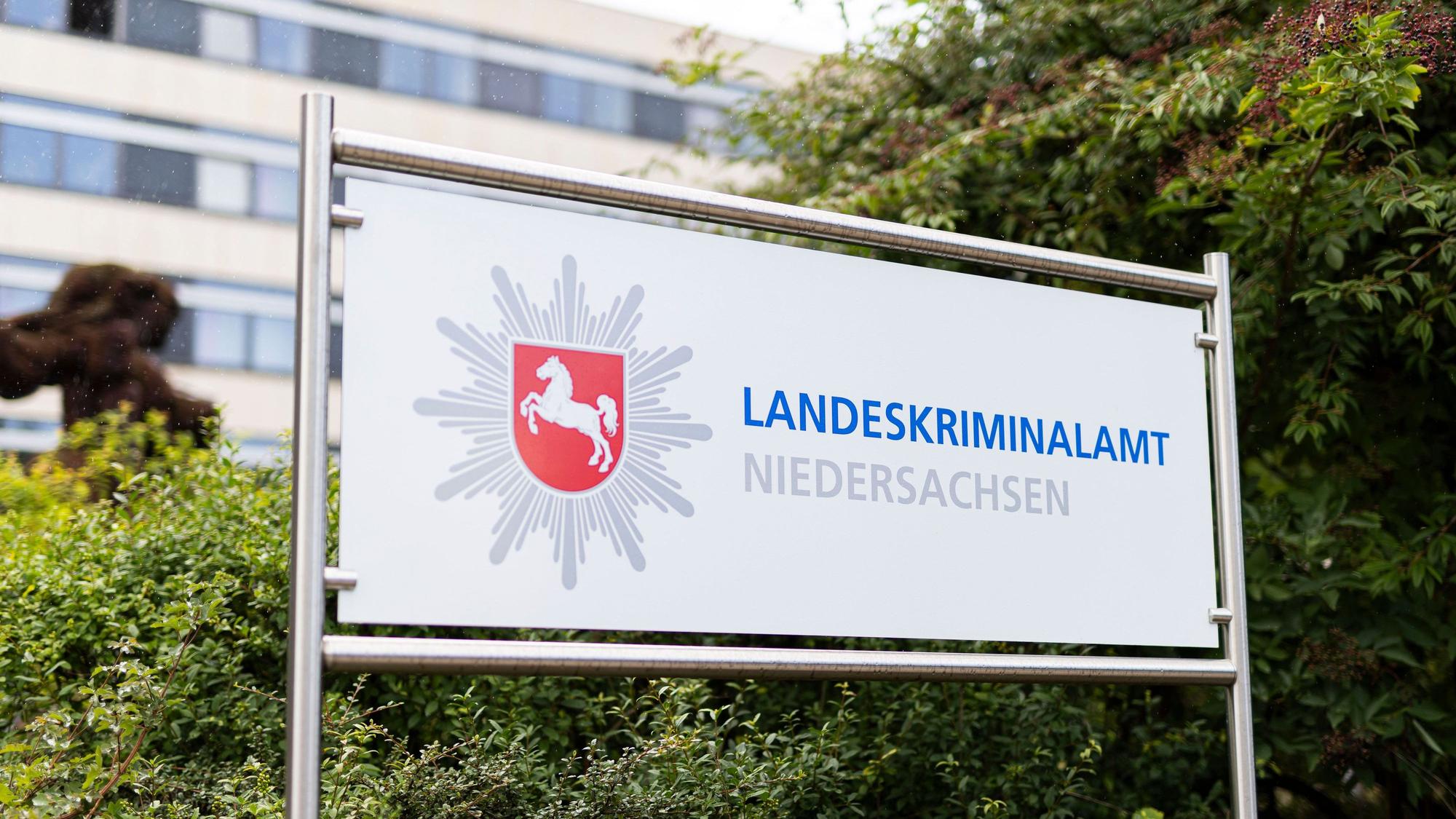 In Niedersachsen war ein verurteilter Mörder geflohen (Symbolbild vom Schild des Landeskriminalamts Niedersachsen).