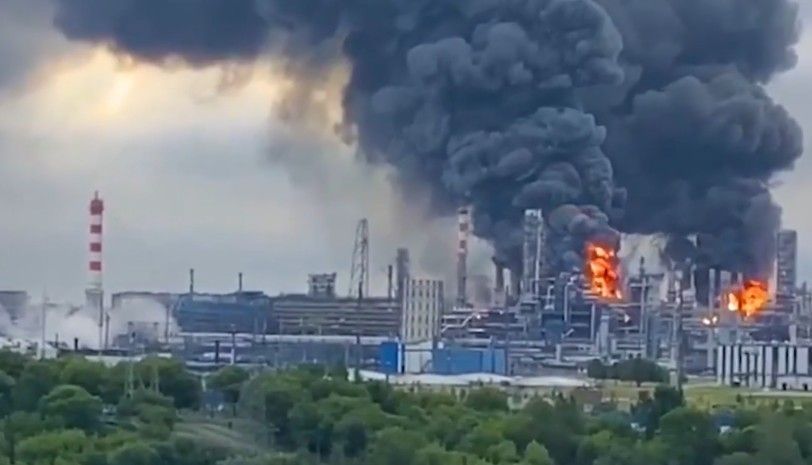 Ein Screenshot aus einem vom ukrainischen Präsidenten Wolodymyr Selenskyj veröffentlichten Video zeigt Rauchsäulen über Moskau.