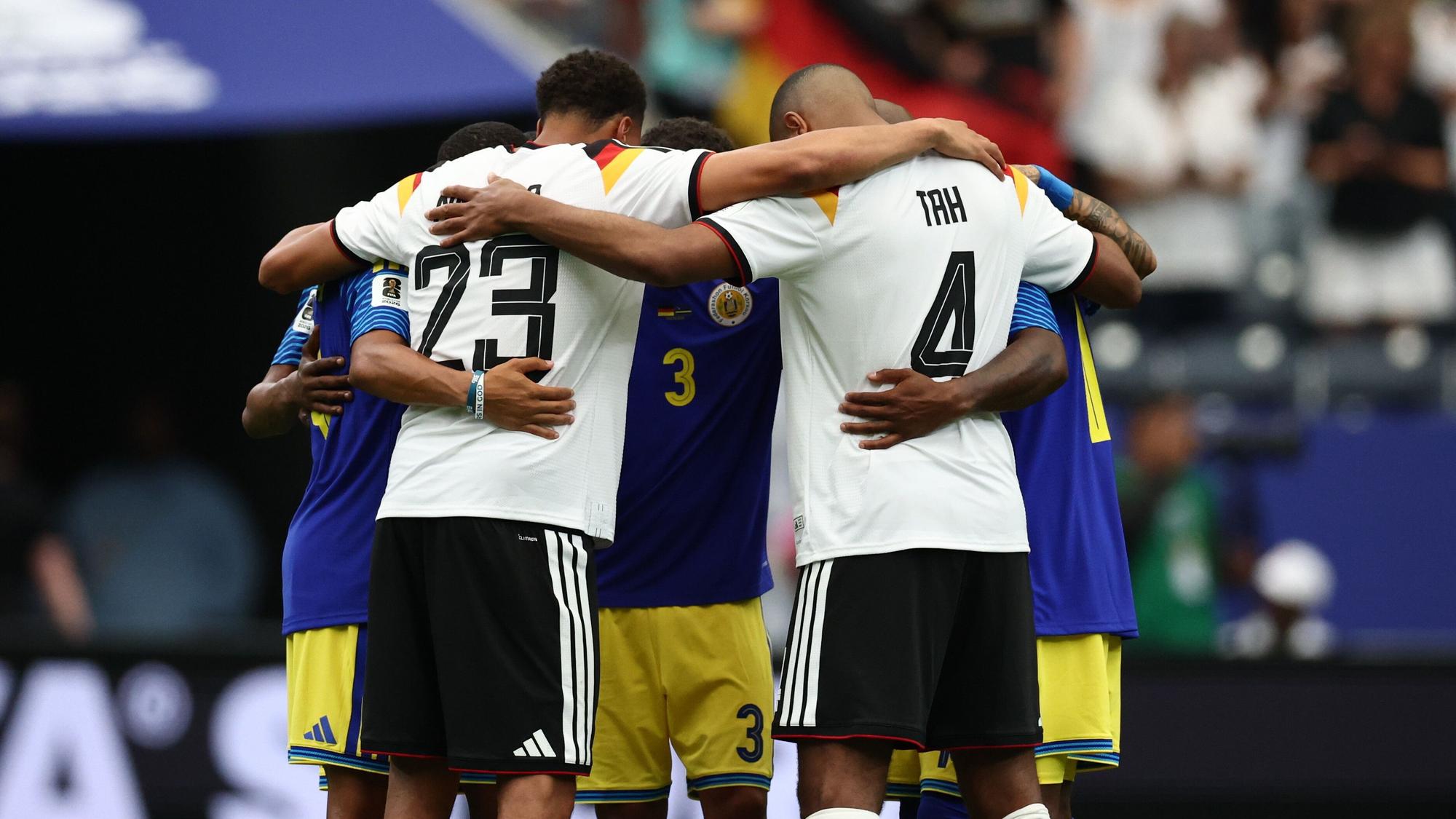 Felix Nmecha (Deutschland) und Jonathan Tah (Deutschland) umarmen Spieler aus Curaçao beim gemeinsamen Gebet. (Archivbild)