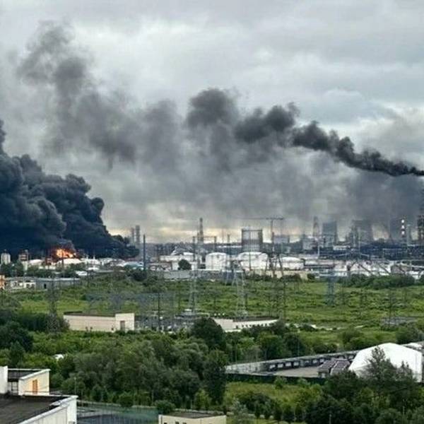 Ein Screenshot aus einem Video zeigt einen Großbrand in der Moskauer Raffinerie am Morgen des 18. Juni.
