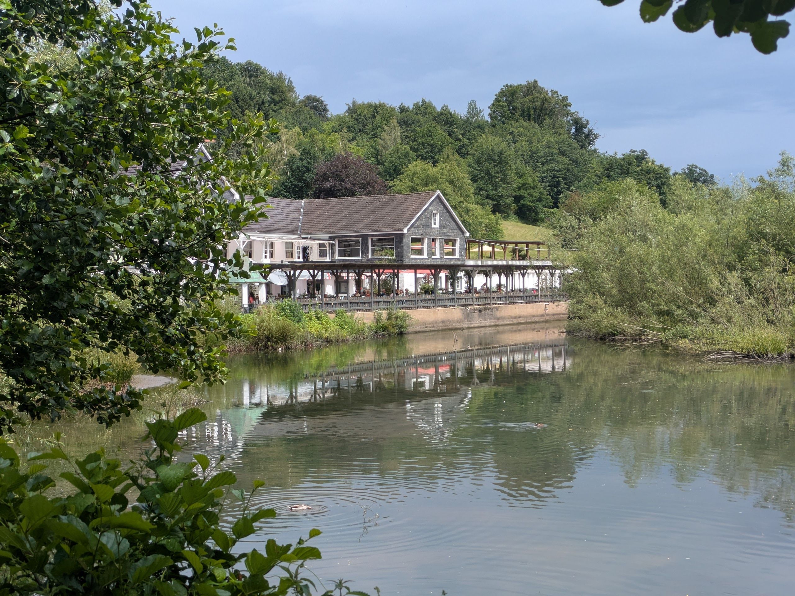 Ein Gasthaus an einem See