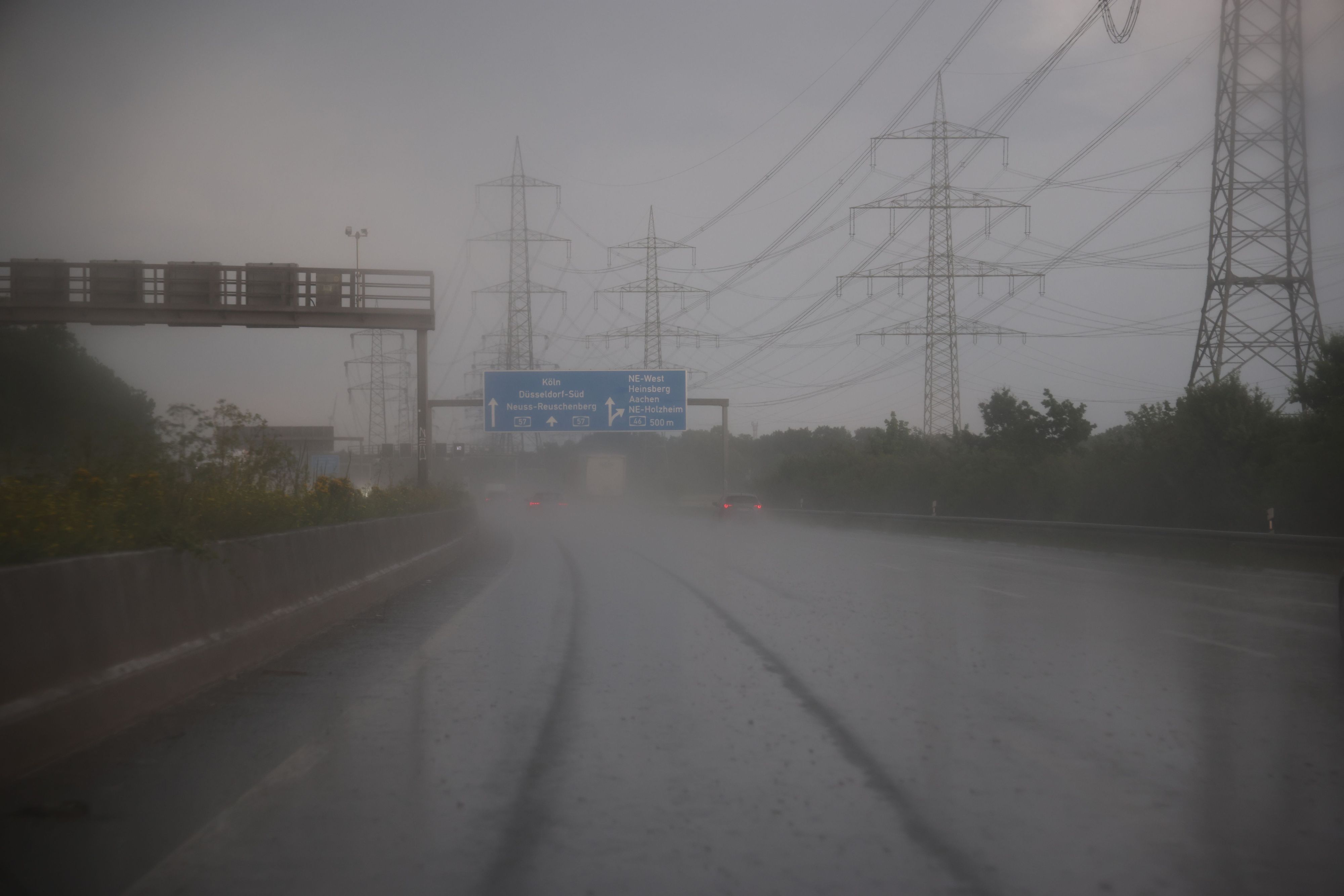 Auf der Autobahn A57 Höhe Neuss in Fahrtrichtung Köln regnet es am Freitagabend (19. Juni) stark.